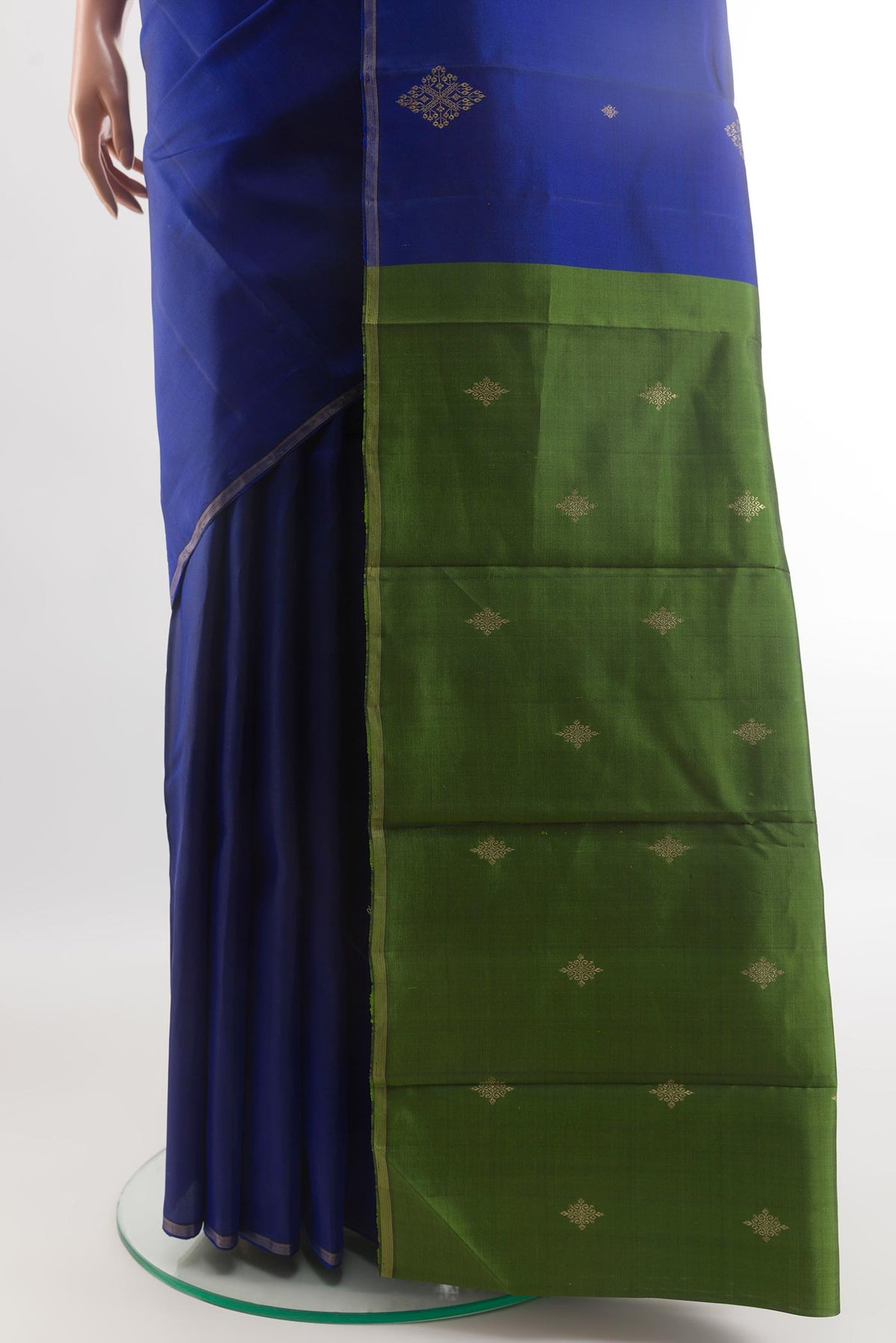 Pleats and pallu of Blue Kanchipuram Silk Saree with Zari Butta on the body and Thin Zari Line. 