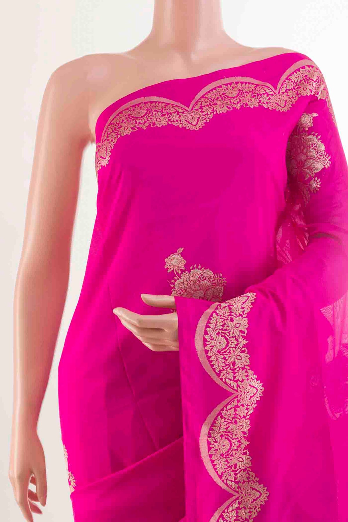 Border image of Pink Banarasi Silk Saree with Zari Butta on the body and Zari Border. 