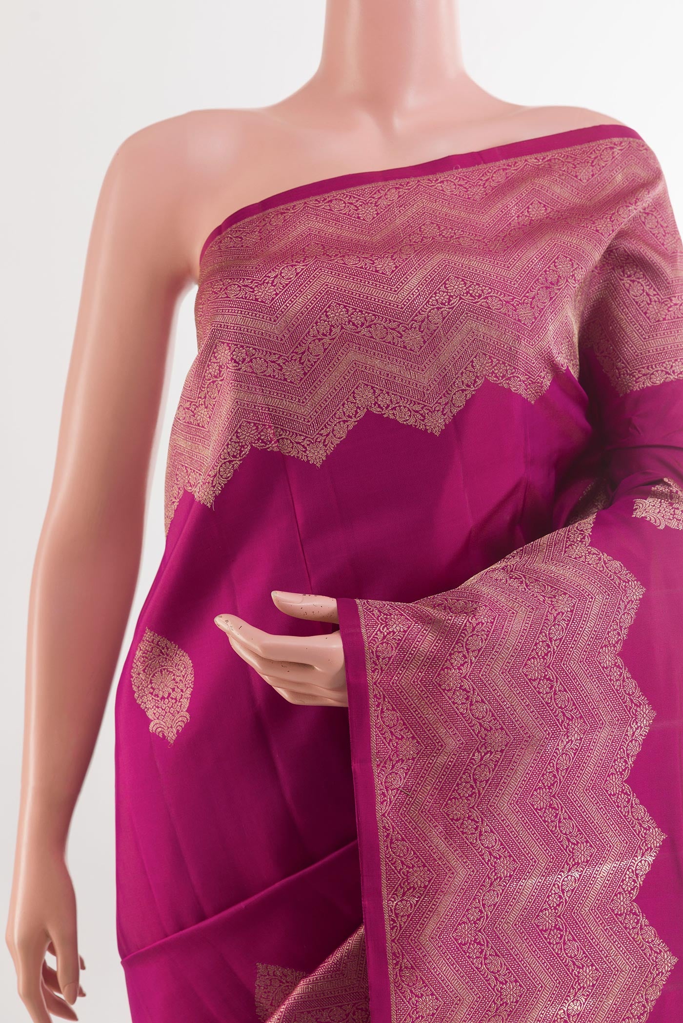 Border image of Light Magenta Kanjivaram Silk Saree with Zari Butta on the body and Zari Border. 