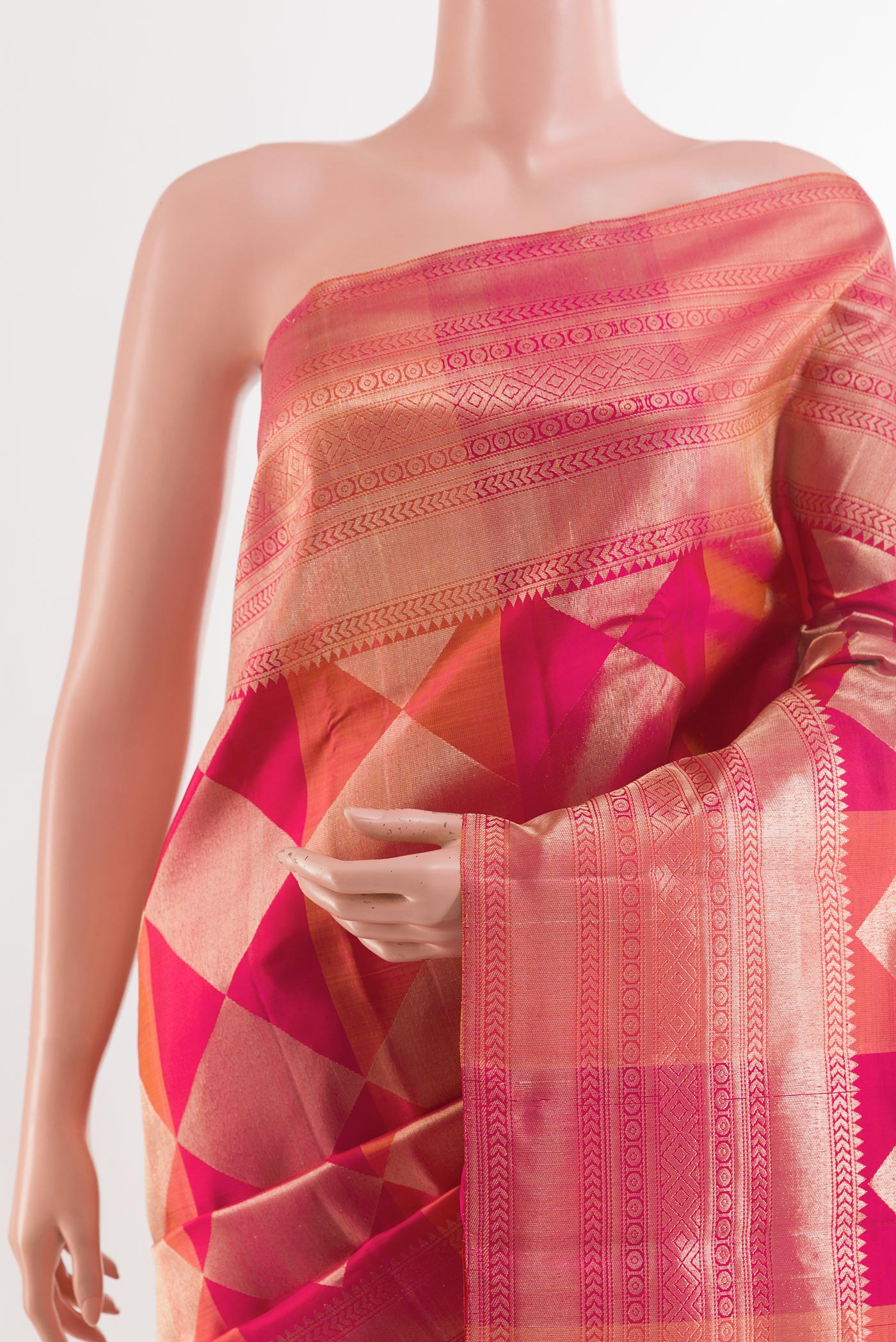 Border image of Rani Pink Kanchipuram Silk Saree with Zari Brocade on the body and Zari Border. 