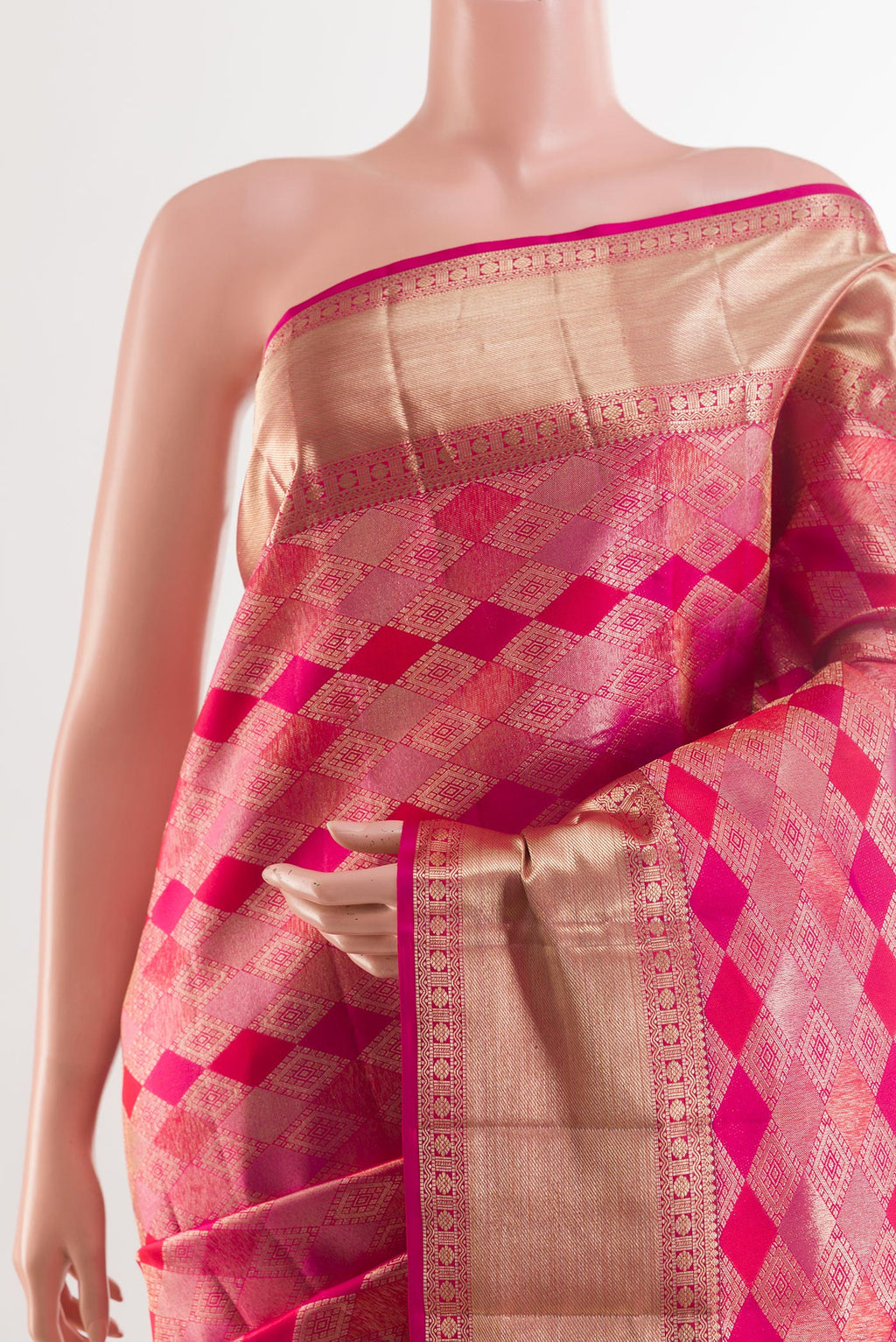Border image of Dark Pink Kanjivaram Silk Saree with Zari Brocade on the body and Zari Border. 