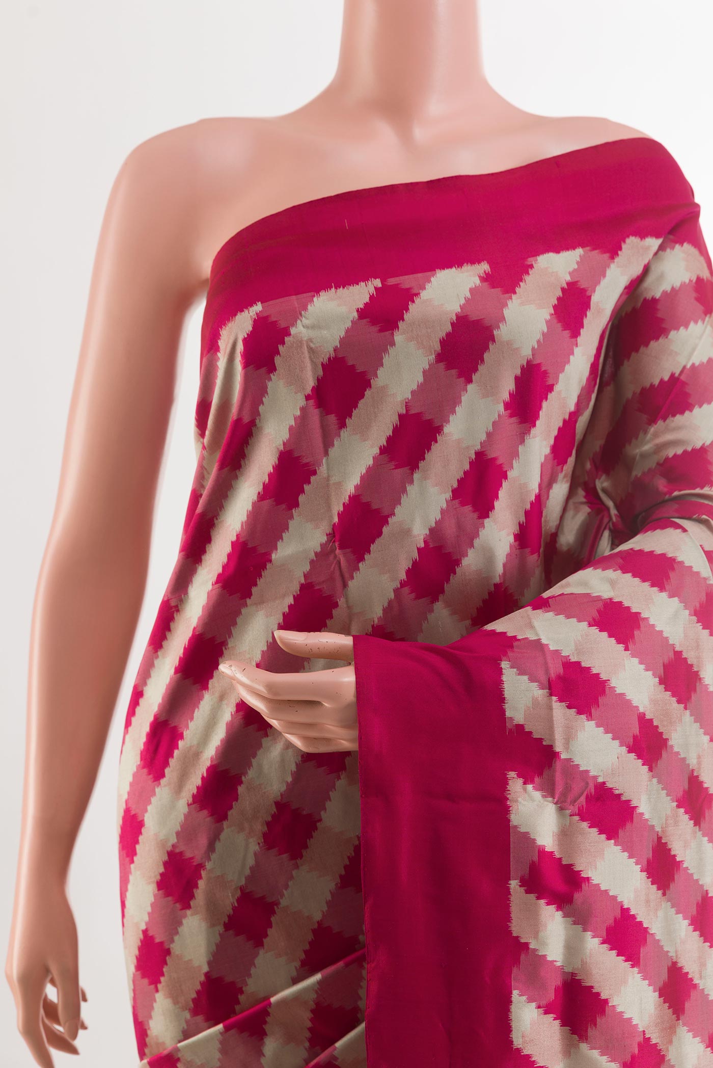 Border image of Pink Pochampally Silk Saree with Pure Ikat on the body and Zari Border. 