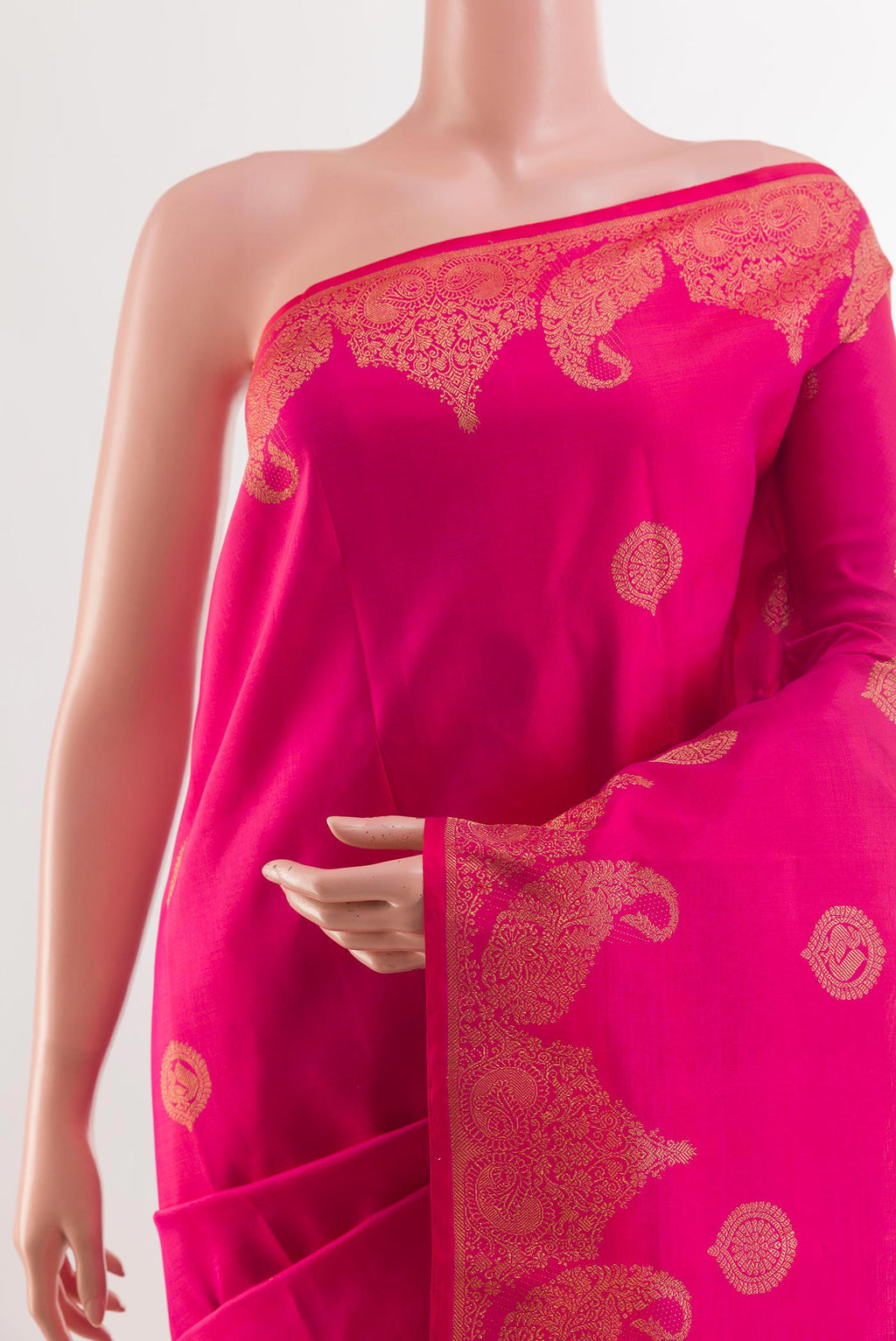 Border image of Pink Kanchipuram Silk Saree with Zari Butta on the body and Zari Border. 