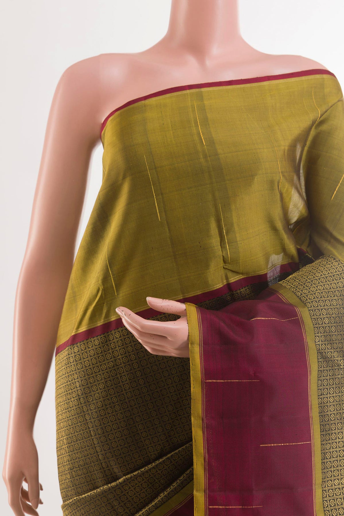 Border image of Black Kanjivaram Silk Saree with Zari Brocade on the body and Ganga Jamuna Border. 