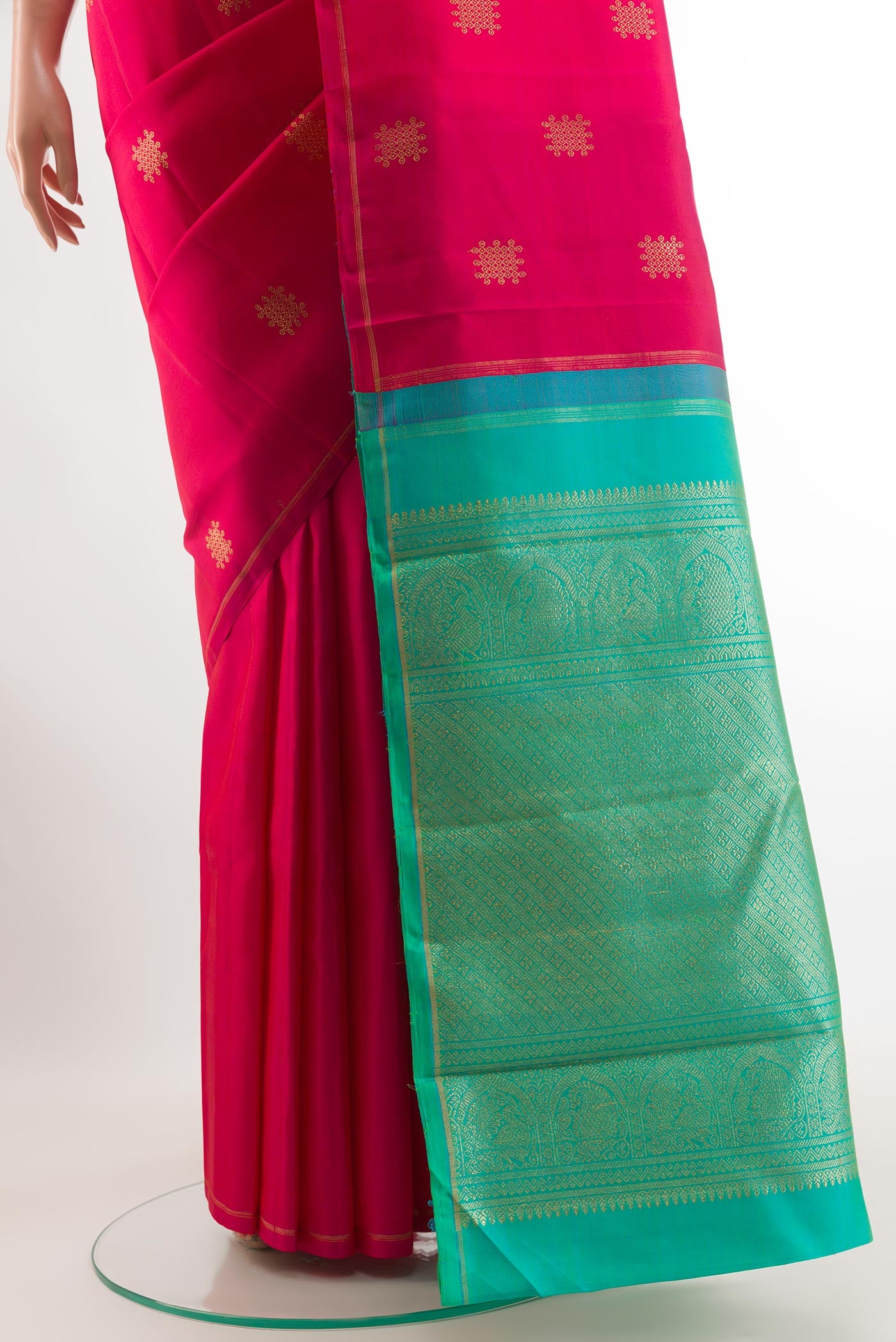 Pleats and pallu of Pink Kanchipuram Silk Saree with Zari Butta on the body and Zari Border. 