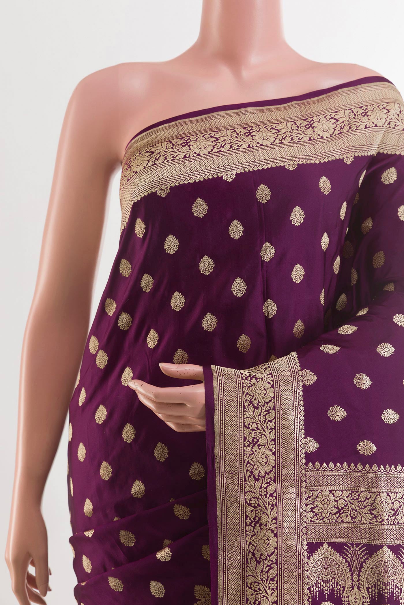 Border image of Purple Banarasi Silk Saree with Zari Butta on the body and Zari Border. 