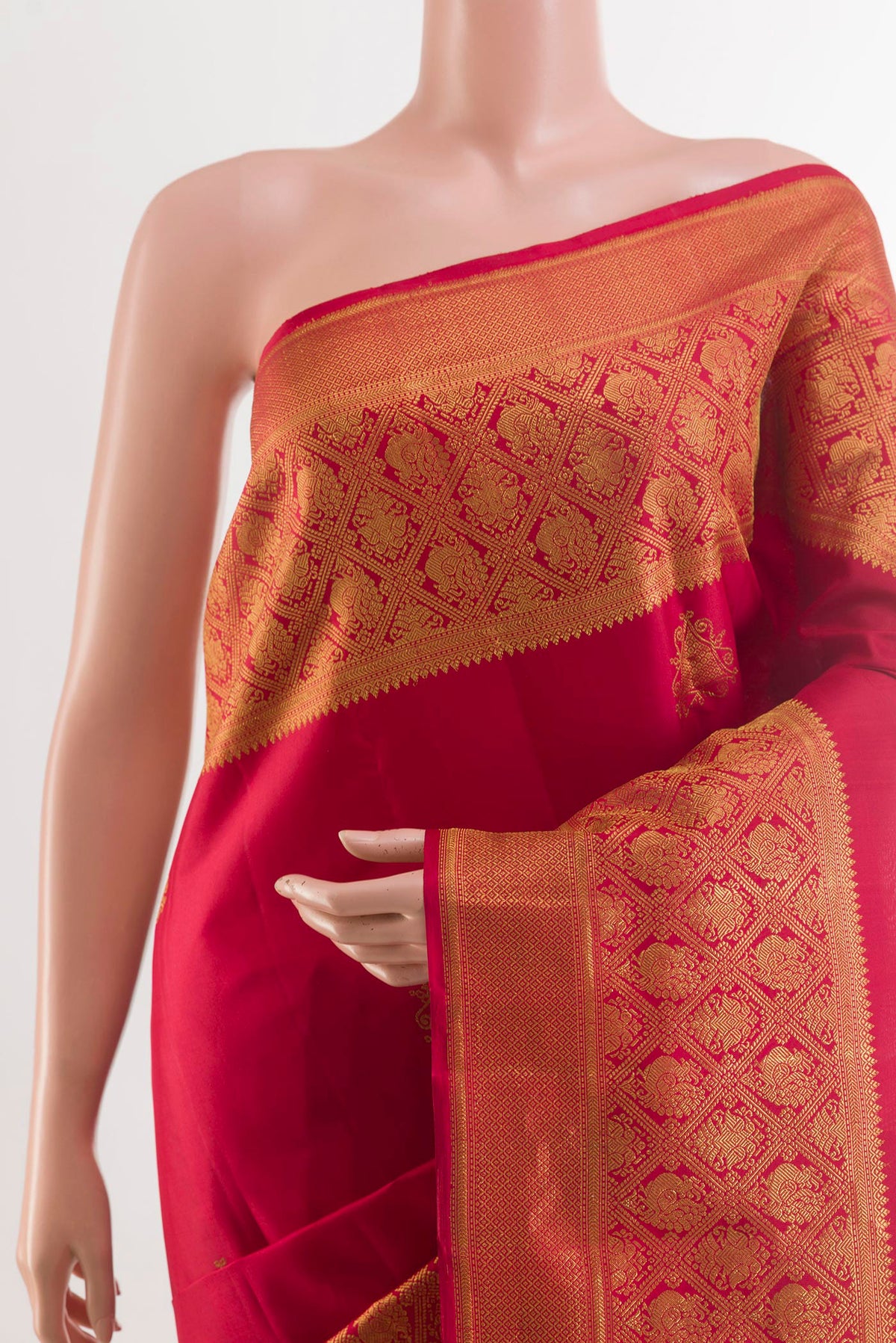 Border image of Red Kanchipuram Silk Saree with Zari Butta on the body and Zari Border. 