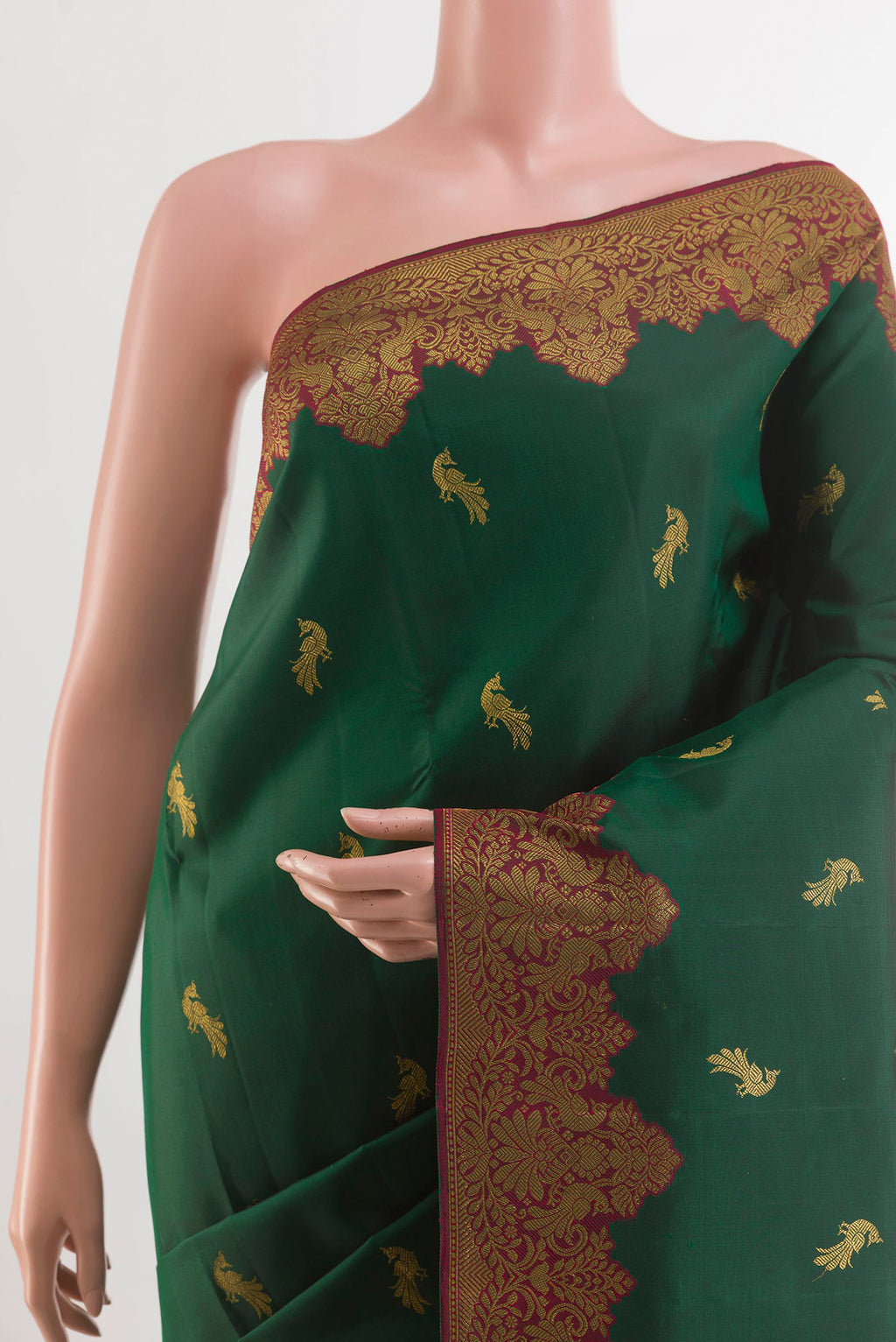 Border image of Bottle Green Kanchipuram Silk Saree with Zari Butta on the body and Zari Border. 