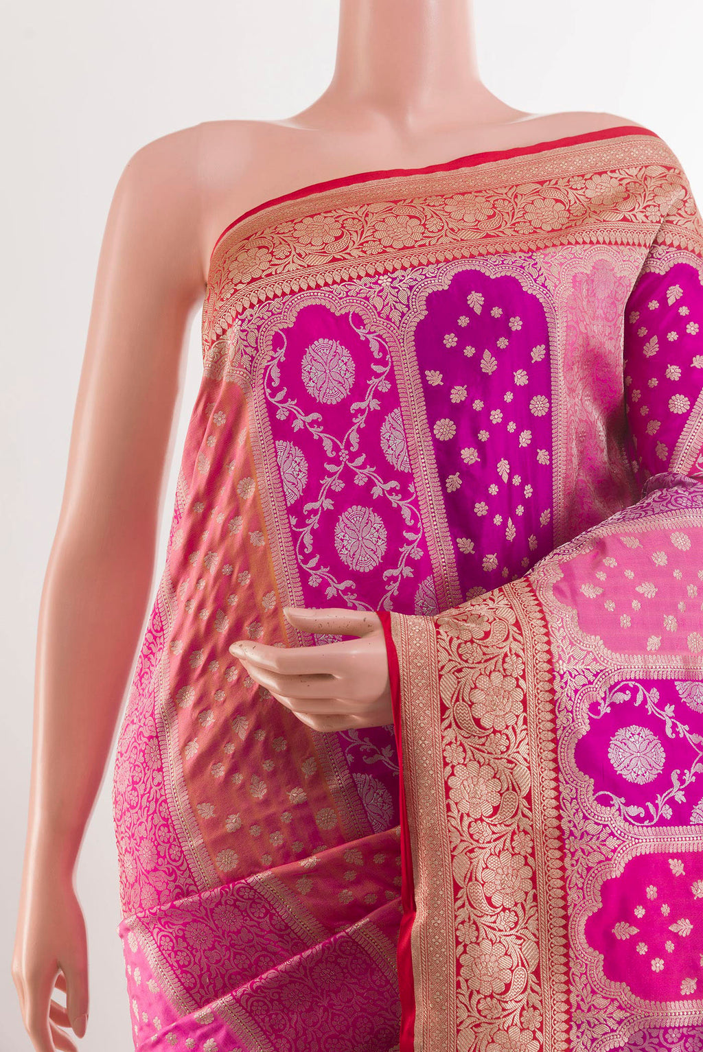 Border image of Pink Banarasi Silk Saree with Zari Brocade on the body and Zari Border. 