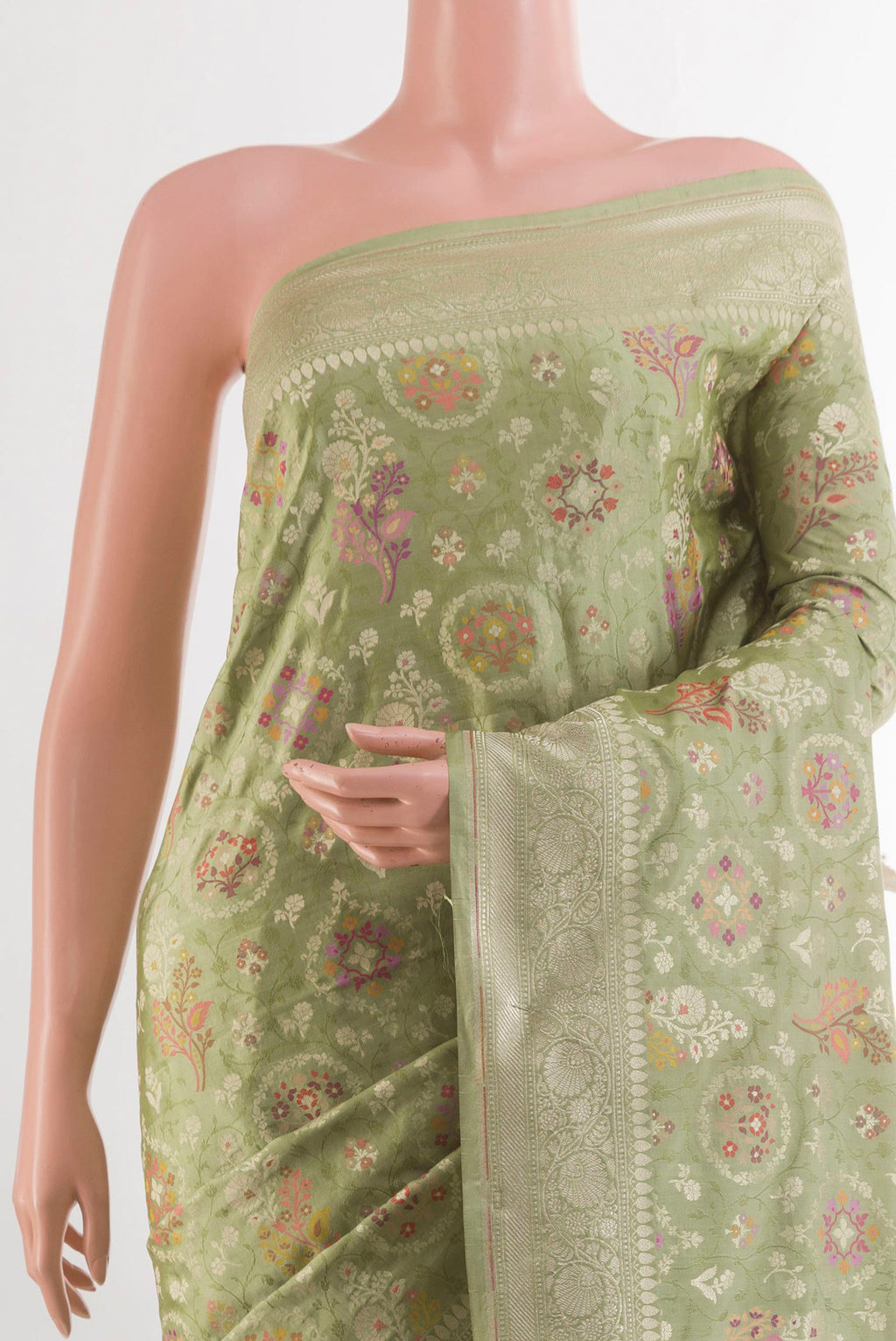 Border image of Green Banarasi Silk Saree with Zari Brocade on the body and Zari Border. 