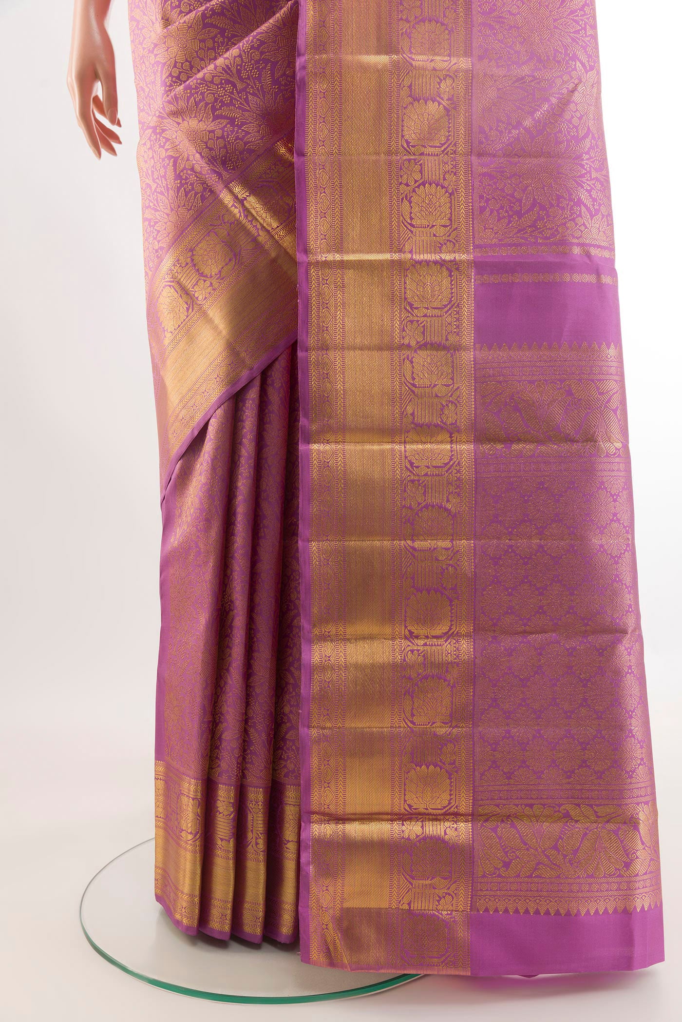 Pleats and pallu of Lavender Kanchipuram Silk Saree with Zari Brocade on the body and Zari Border. 