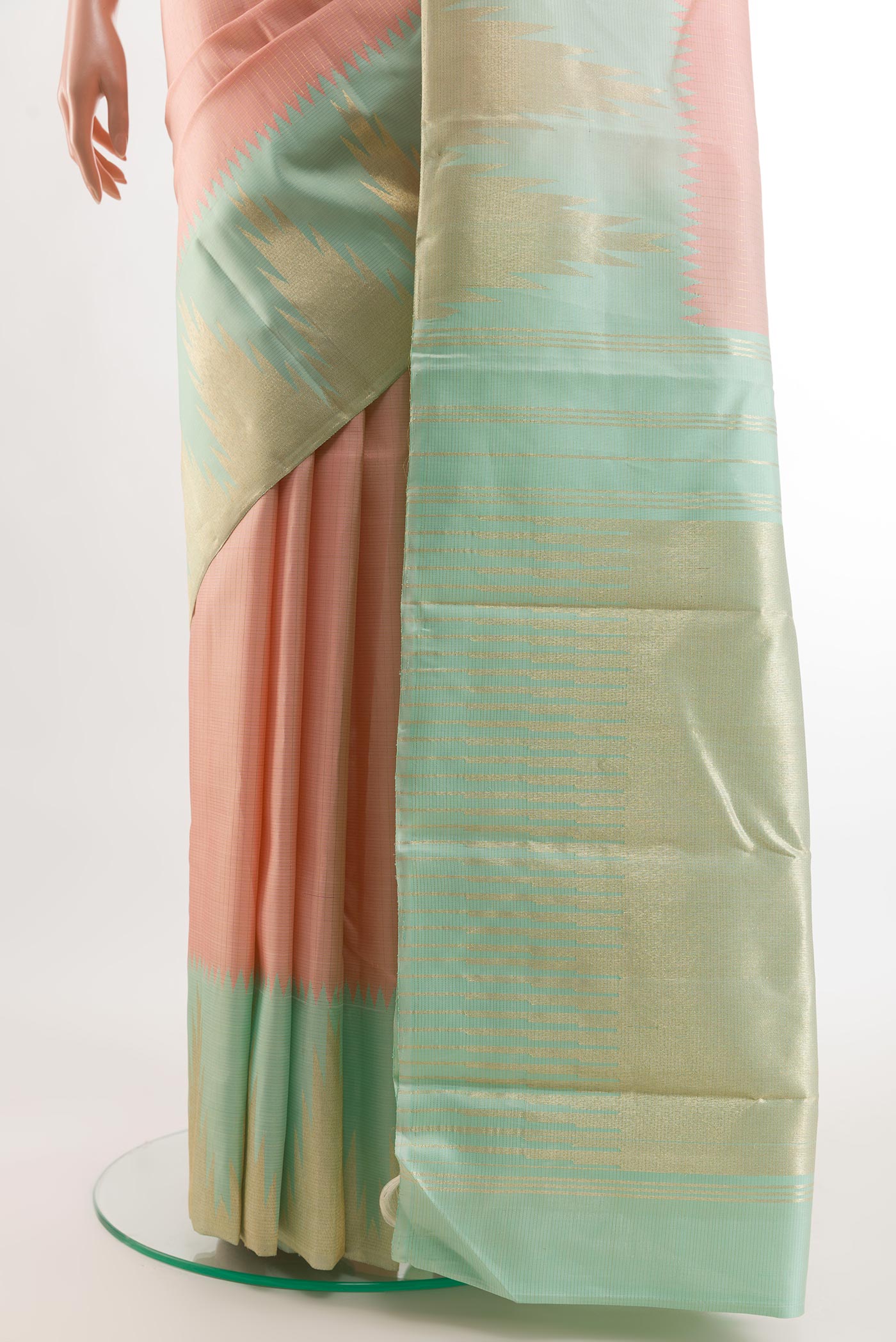 Pleats and pallu of Pink Kanchipuram Silk Saree with Checked design on the body and Zari Border. 