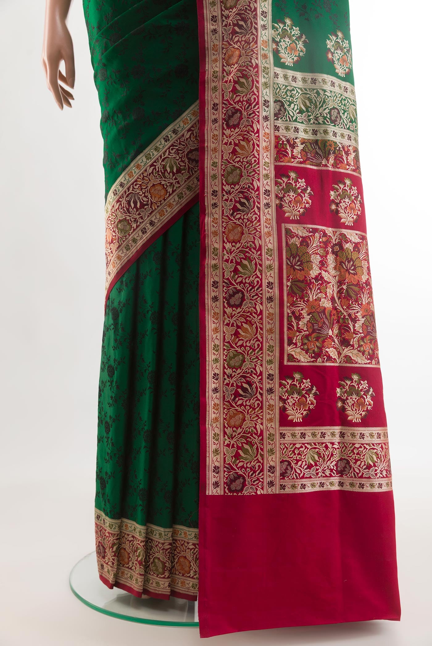 Pleats and pallu of Green Banarasi Tanchoi Silk Saree with Jacquard design on the body and Zari And Thread Border. 