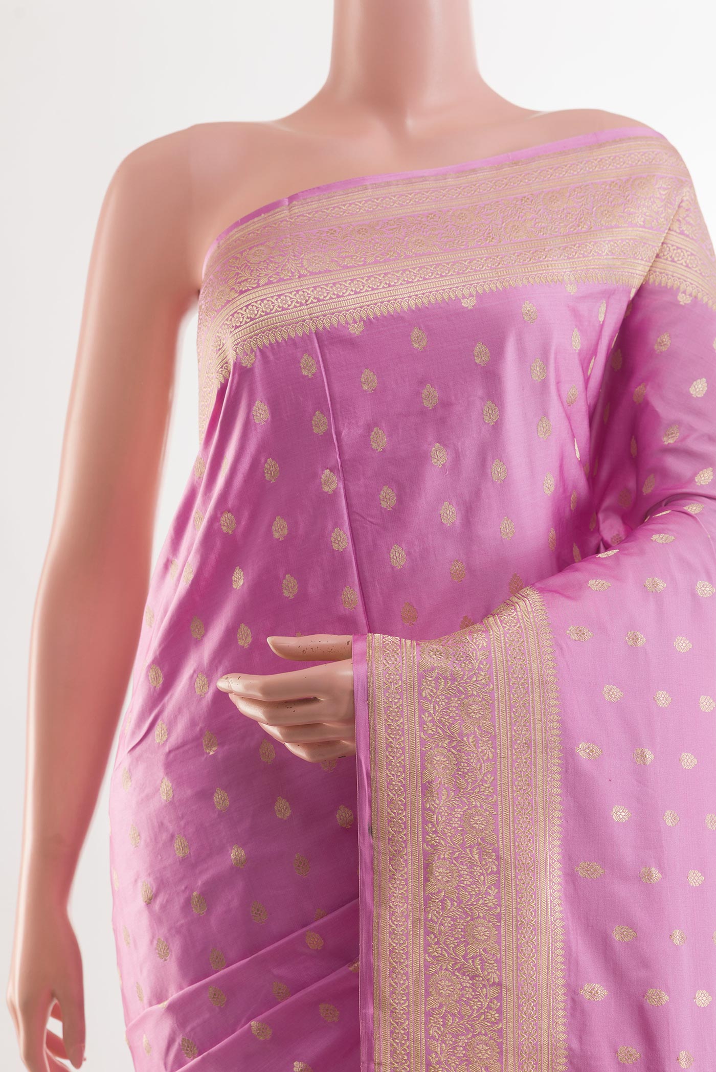Border image of Pink Banarasi Silk Saree with Zari Butta on the body and Zari Border. 