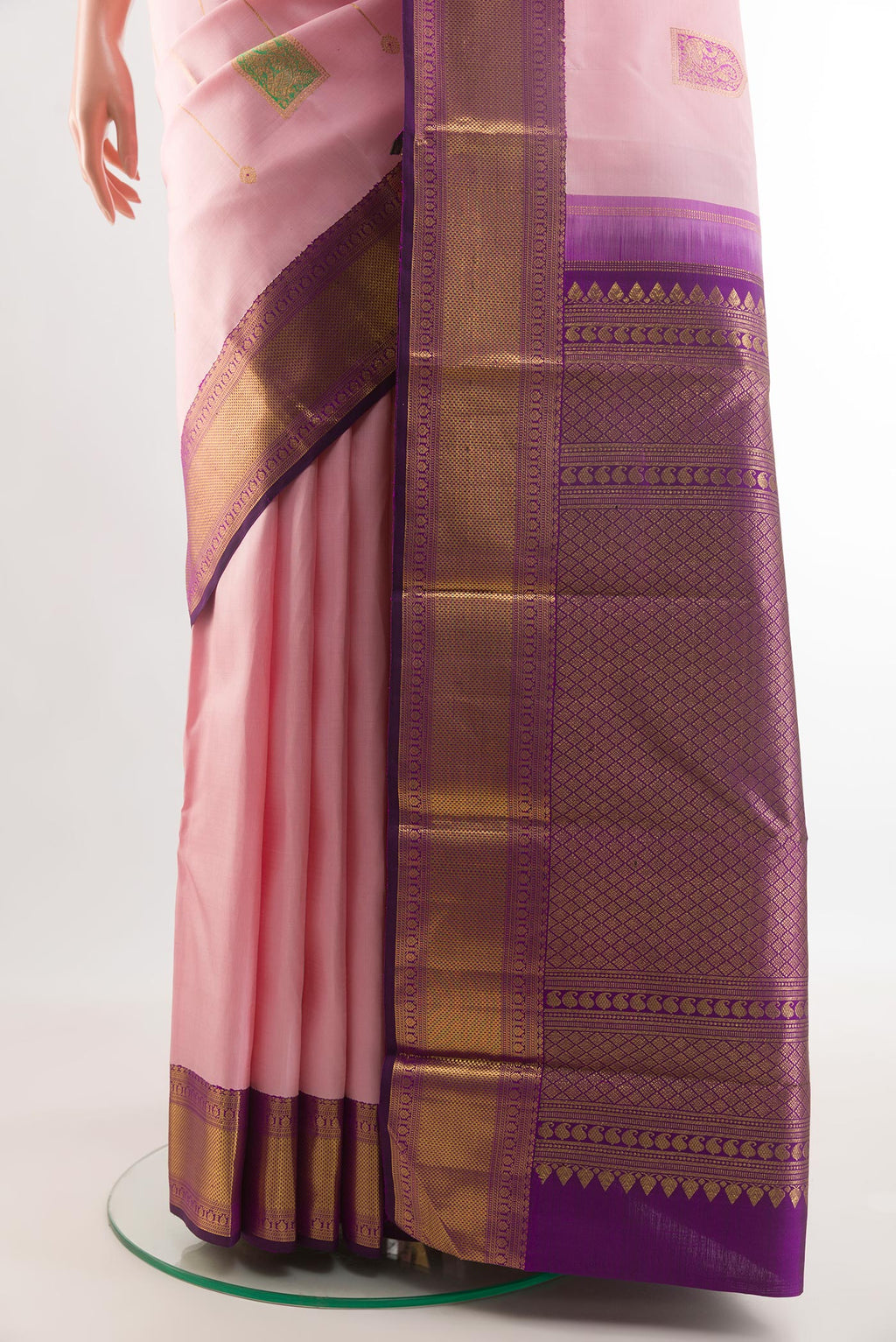 Pleats and pallu of Rose pink Kanchipuram Silk Saree with Zari Butta on the body and Zari Border. 