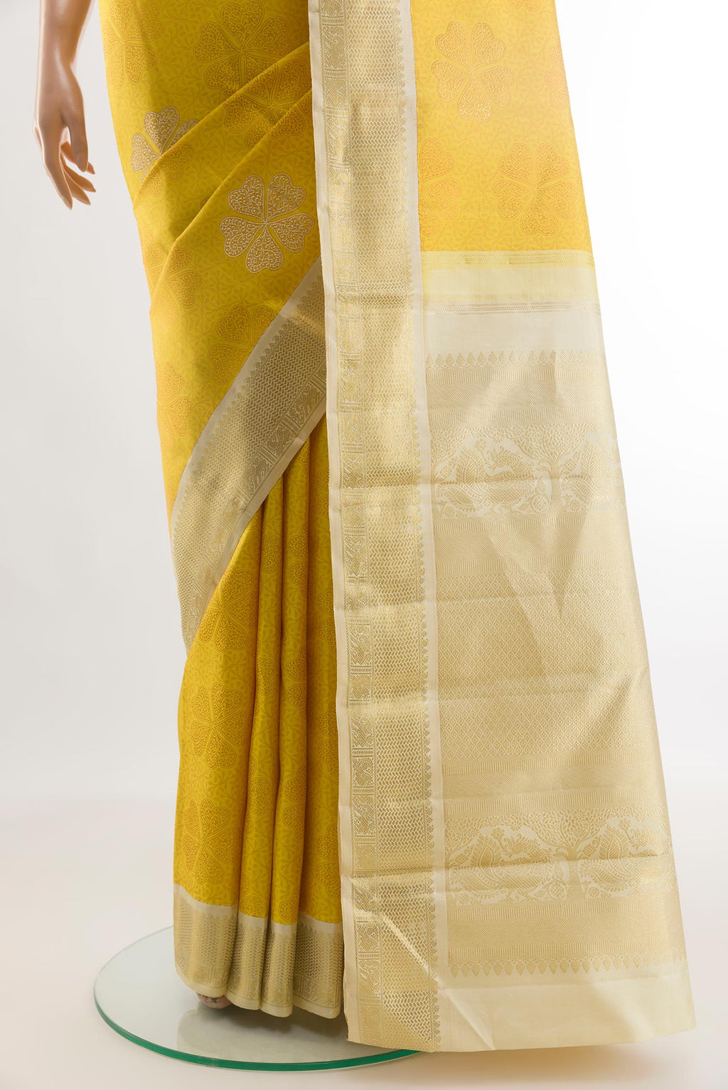 Pleats and pallu of Yellow Kanchipuram Silk Saree with Jacquard With Zari Butta on the body and Zari Border. 