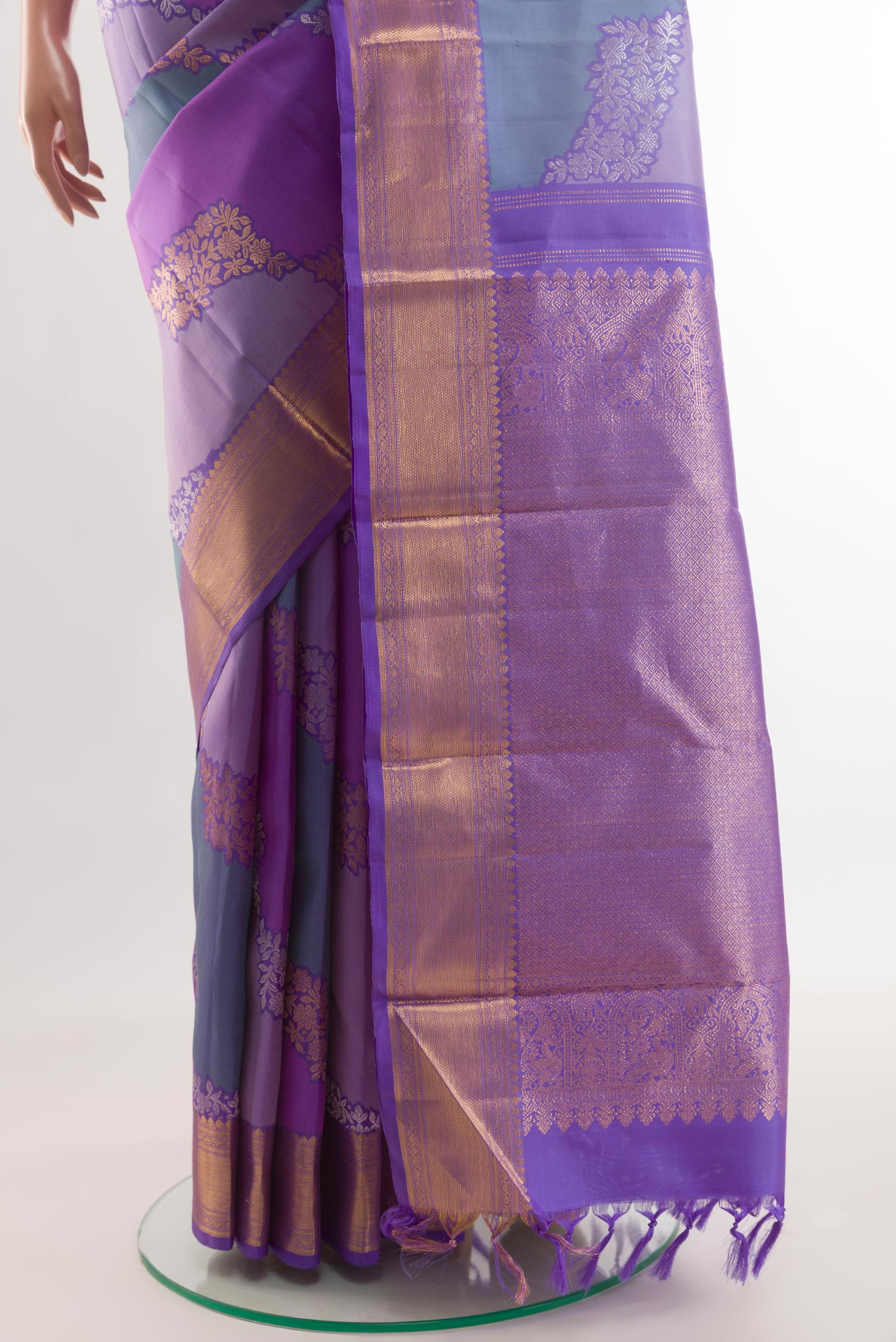 Pleats and pallu of Lavender Kanchipuram Silk Saree with Zari Brocade on the body and Zari Border. 