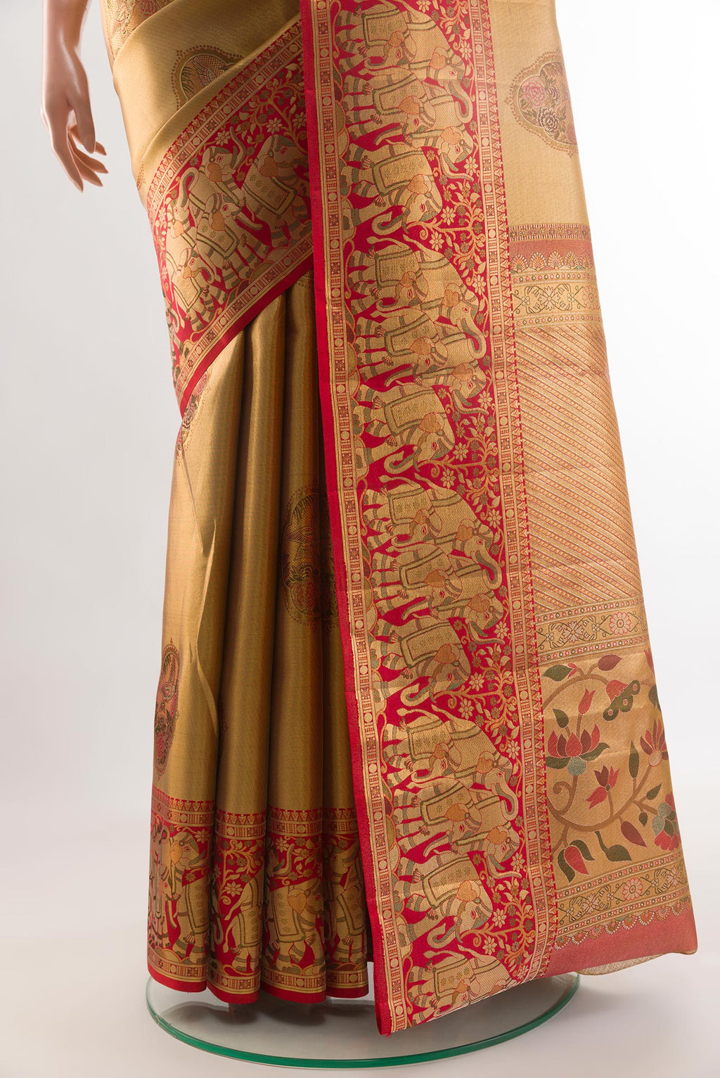 Pleats and pallu of Golden Kanchipuram Tissue Silk Saree with Zari Brocade on the body and Zari Border. 