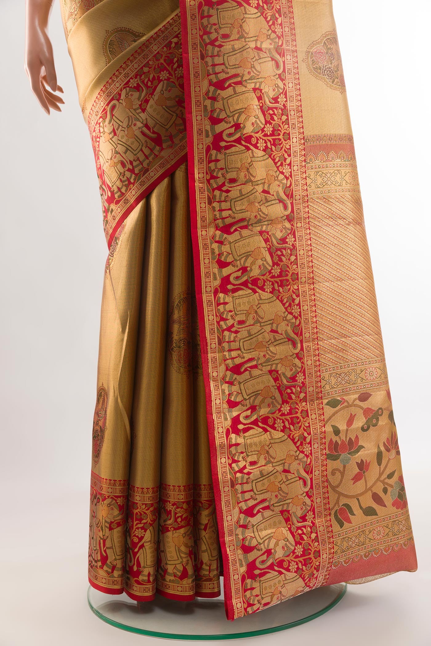 Pleats and pallu of Golden Kanchipuram Tissue Silk Saree with Zari Brocade on the body and Zari Border. 
