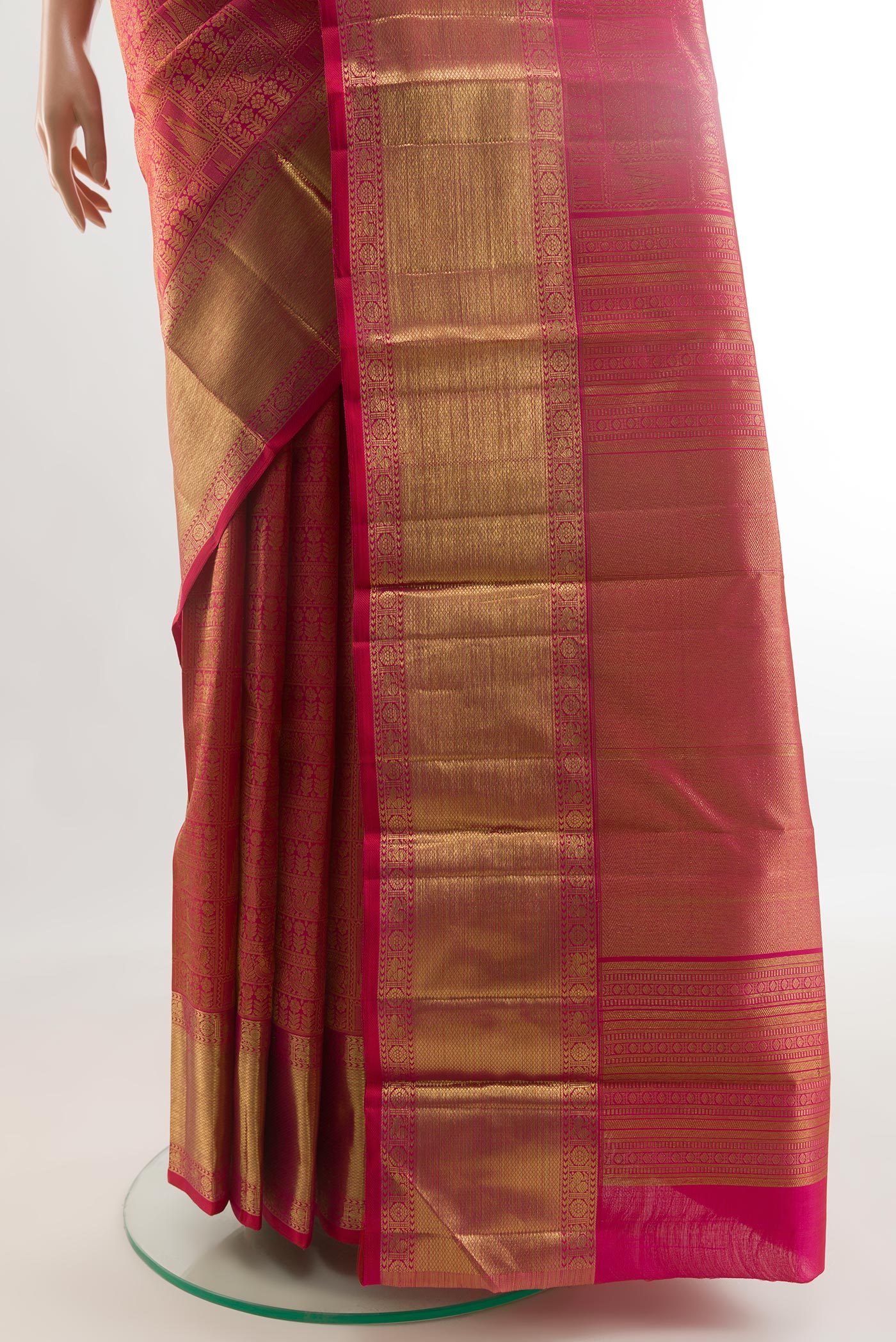 Pleats and pallu of Dark Pink Kanchipuram Silk Saree with Zari Brocade on the body and Zari Border. 