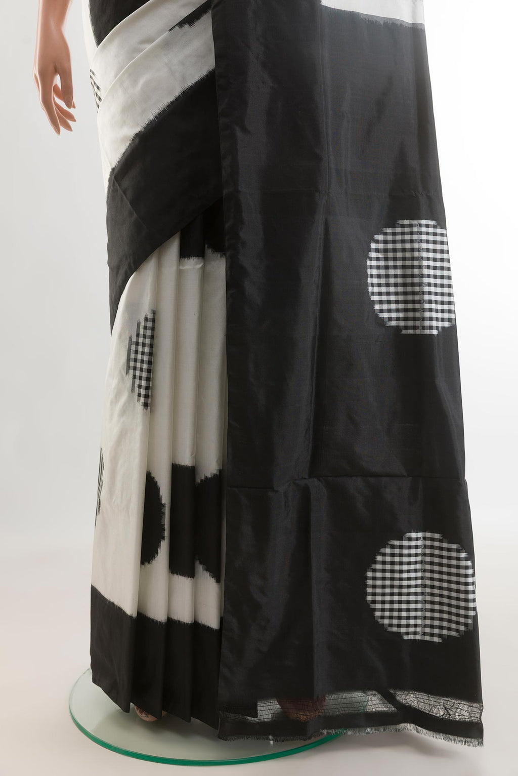 Pleats and pallu of White Pochampally Silk Saree with Pure Ikat on the body and Plain Border. 