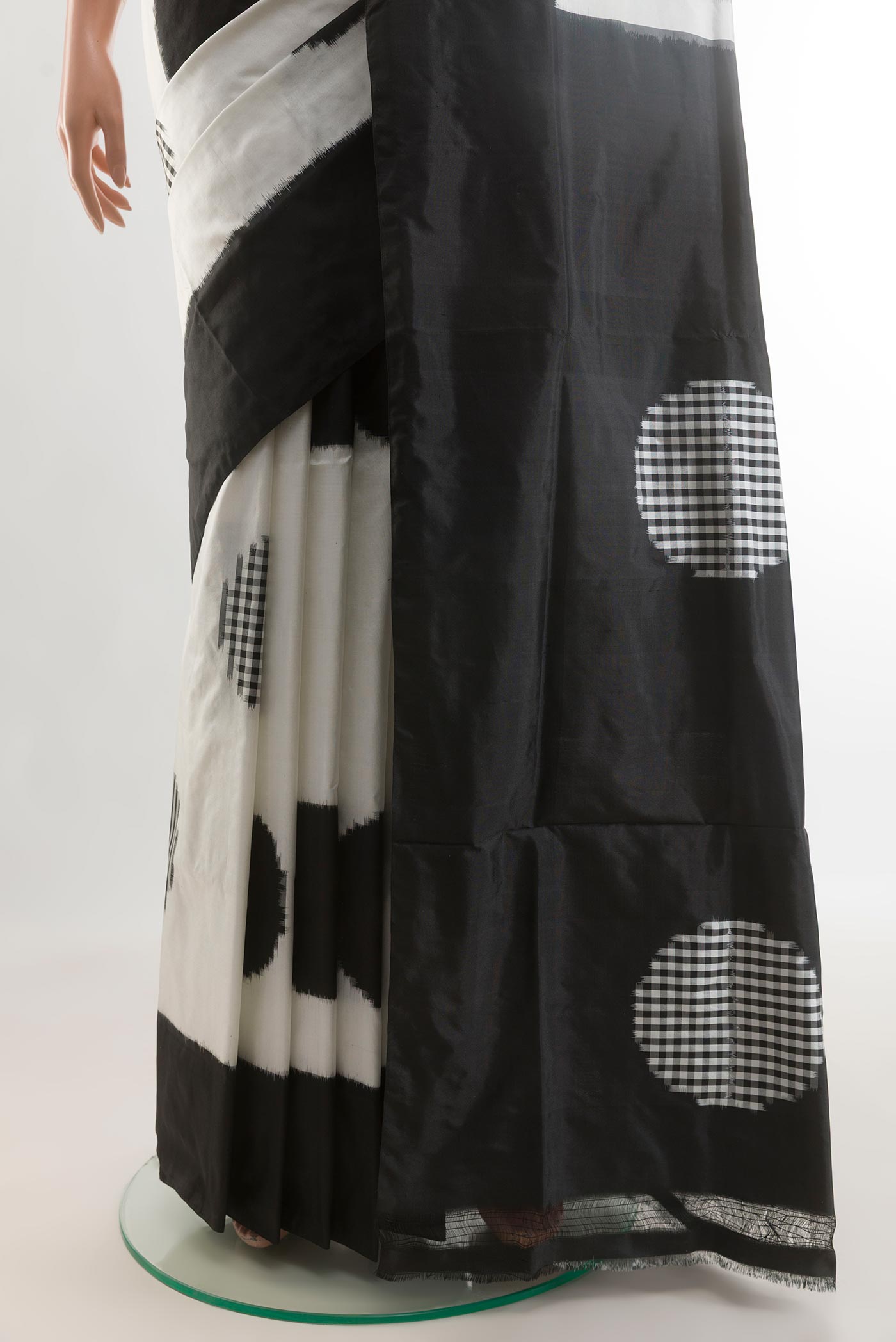 Pleats and pallu of White Pochampally Silk Saree with Pure Ikat on the body and Plain Border. 