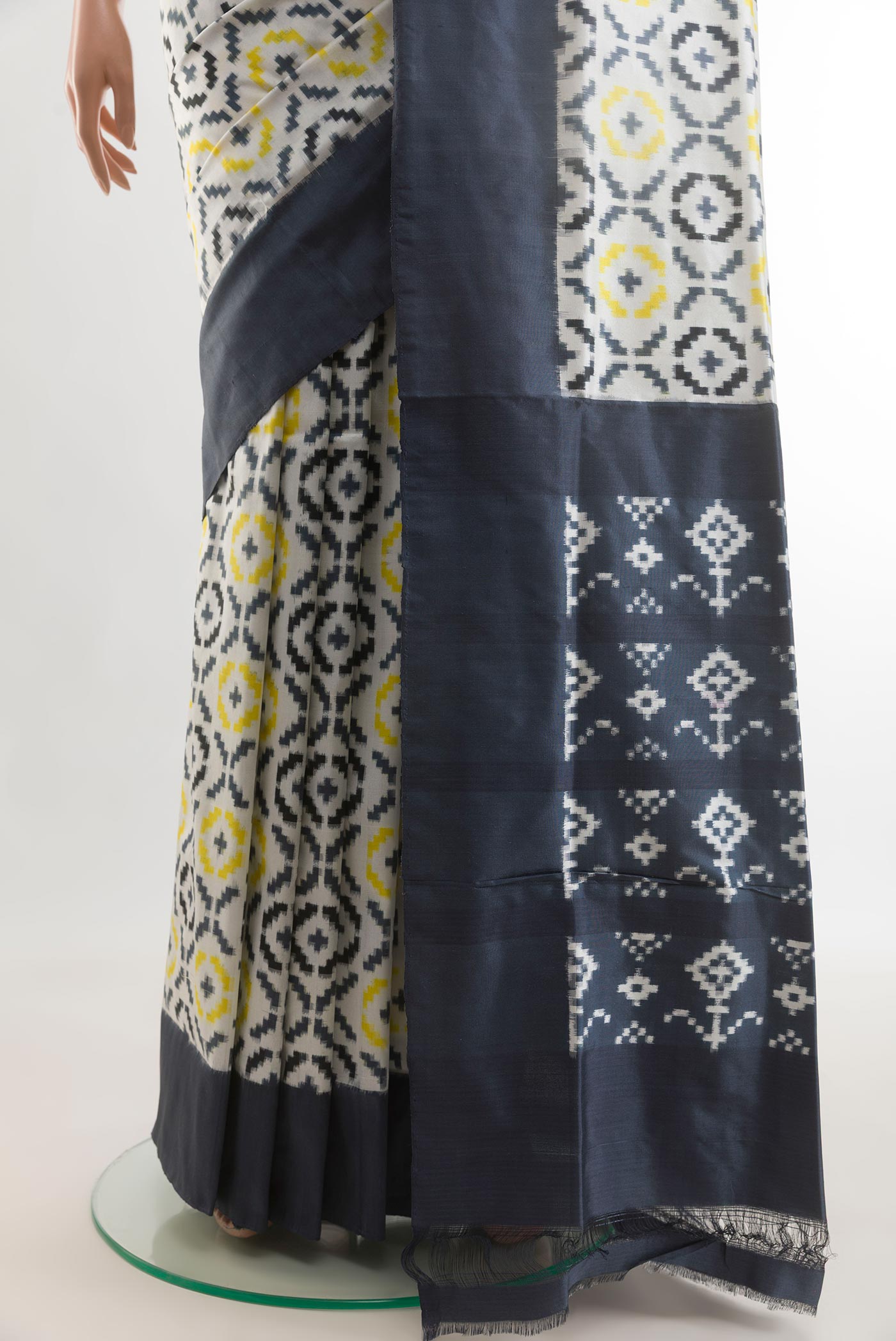 Pleats and pallu of White Pochampally Silk Saree with Pure Ikat on the body and Plain Border. 
