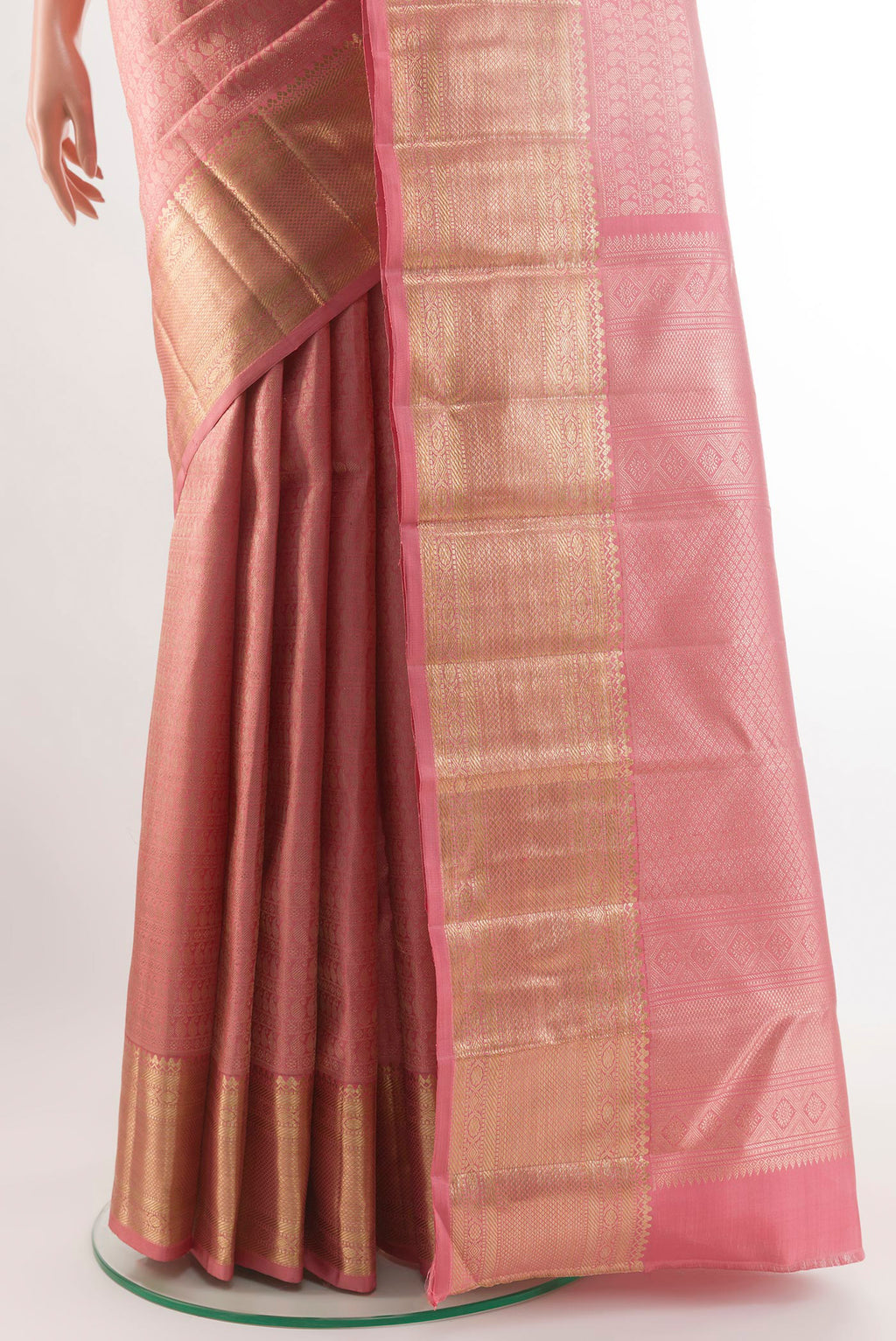 Pleats and pallu of Rose pink Kanchipuram Silk Saree with Zari Brocade on the body and Zari Border. 