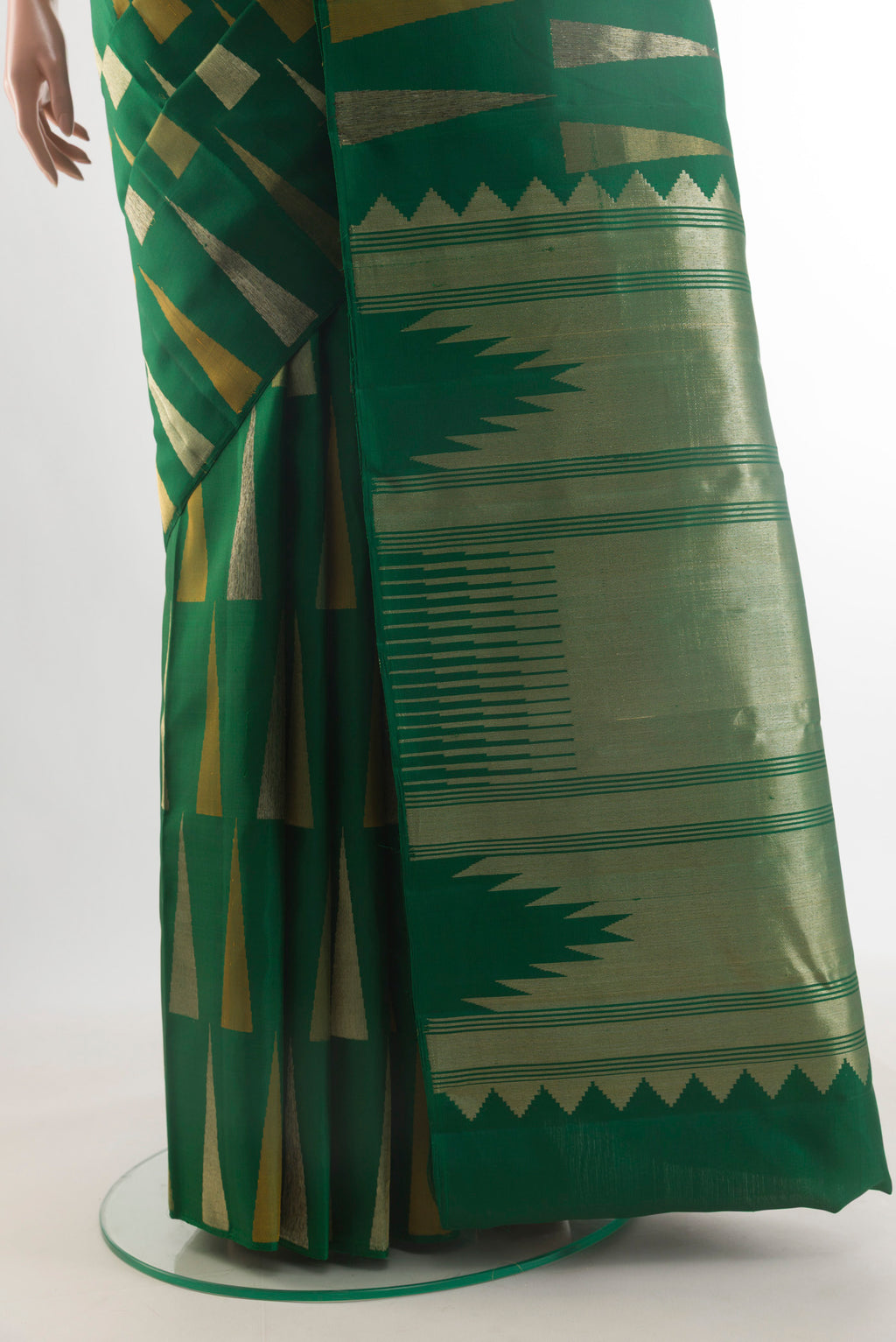 Pleats and pallu of Pure Silk Green Kanchipuram Saree with Zari Brocade on the body and Without Border. 