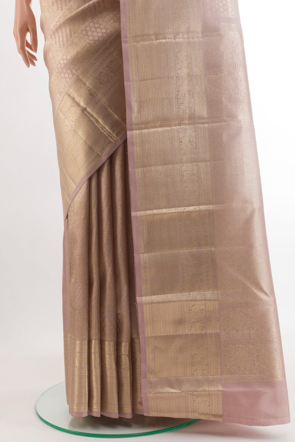 Pleats and pallu of Lavender Kanchipuram Silk Saree with Zari Brocade on the body and Zari Border. 