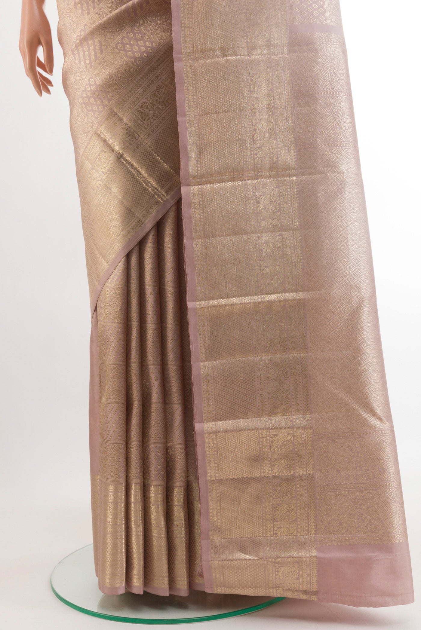 Pleats and pallu of Lavender Kanchipuram Silk Saree with Zari Brocade on the body and Zari Border. 