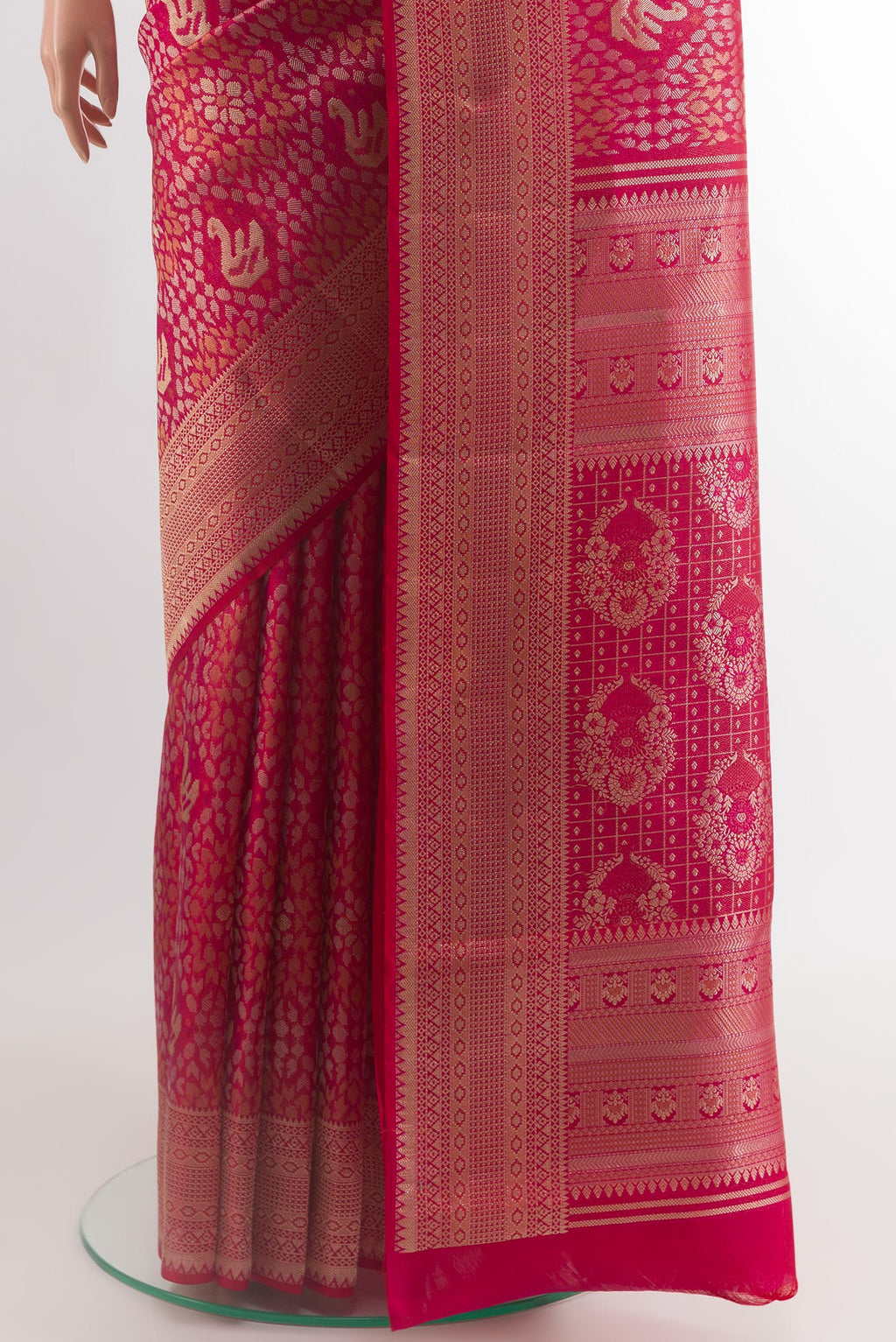 Pleats and pallu of Dark Pink Kanchipuram Silk Saree with Zari Brocade on the body and Zari Border. 