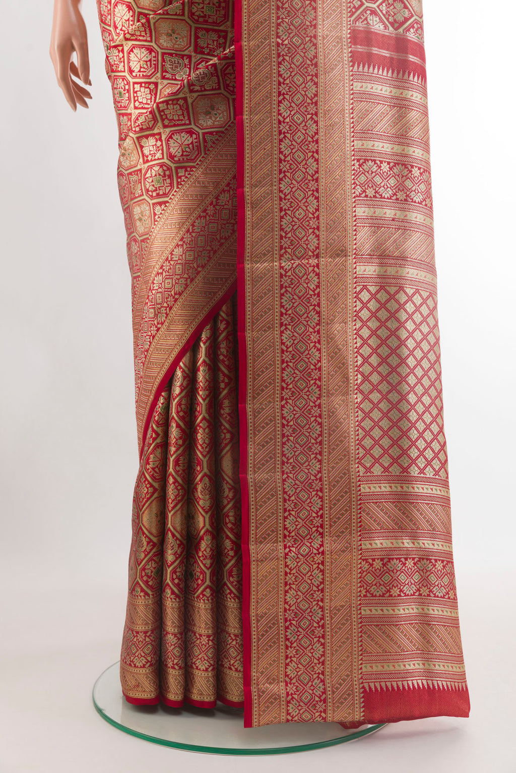 Pleats and pallu of Maroon Kanchipuram Tissue Silk Saree with Zari Brocade on the body and Zari Border. 