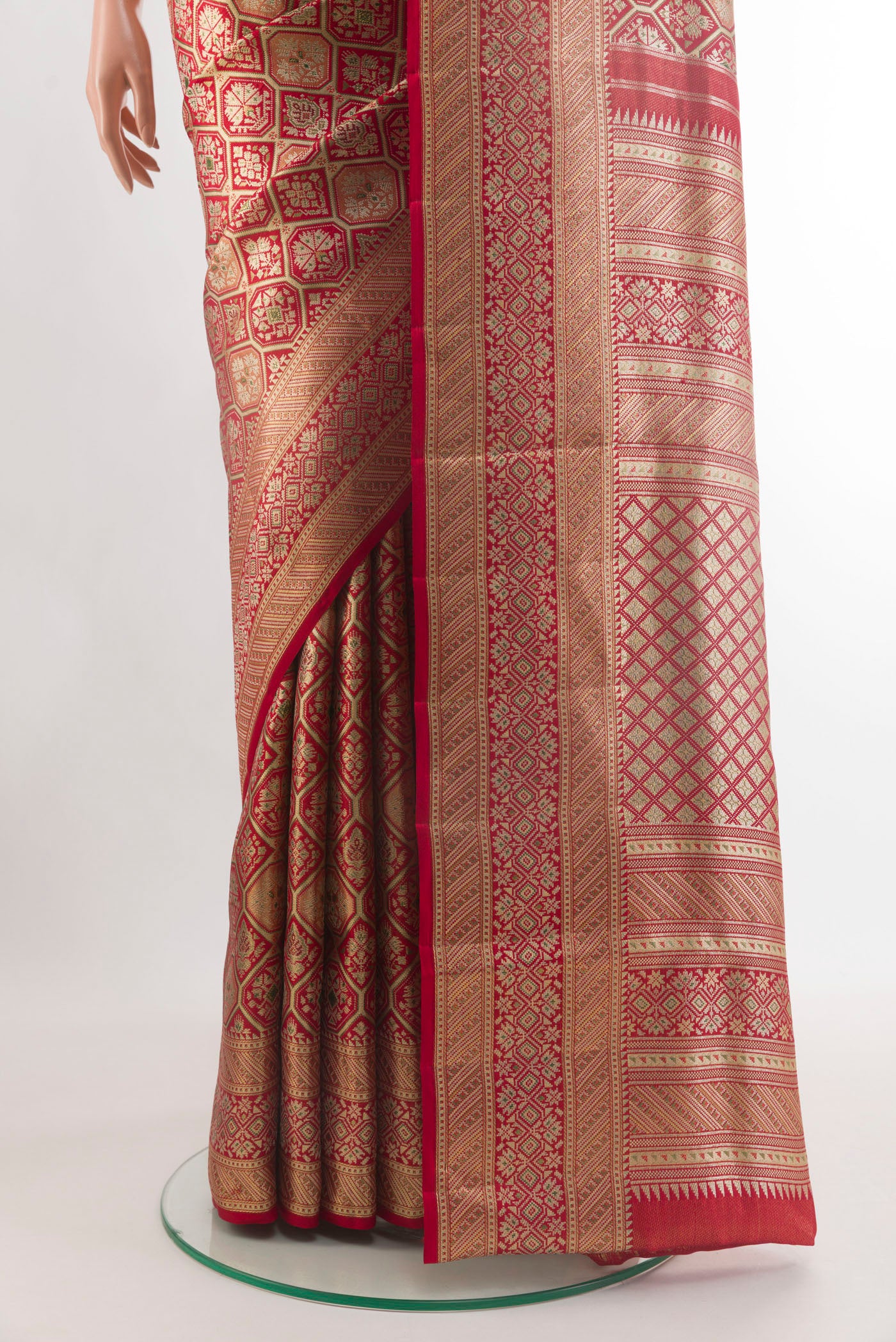 Pleats and pallu of Maroon Kanchipuram Tissue Silk Saree with Zari Brocade on the body and Zari Border. 