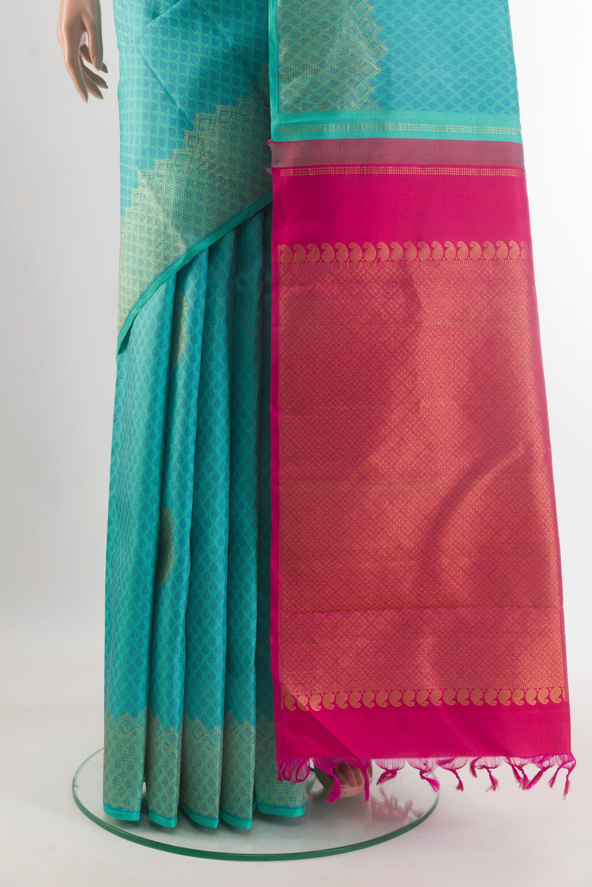 Pleats and pallu of Pure Silk Turquoise Kanchipuram Saree with Jacquard With Zari Butta on the body and Zari Border. 