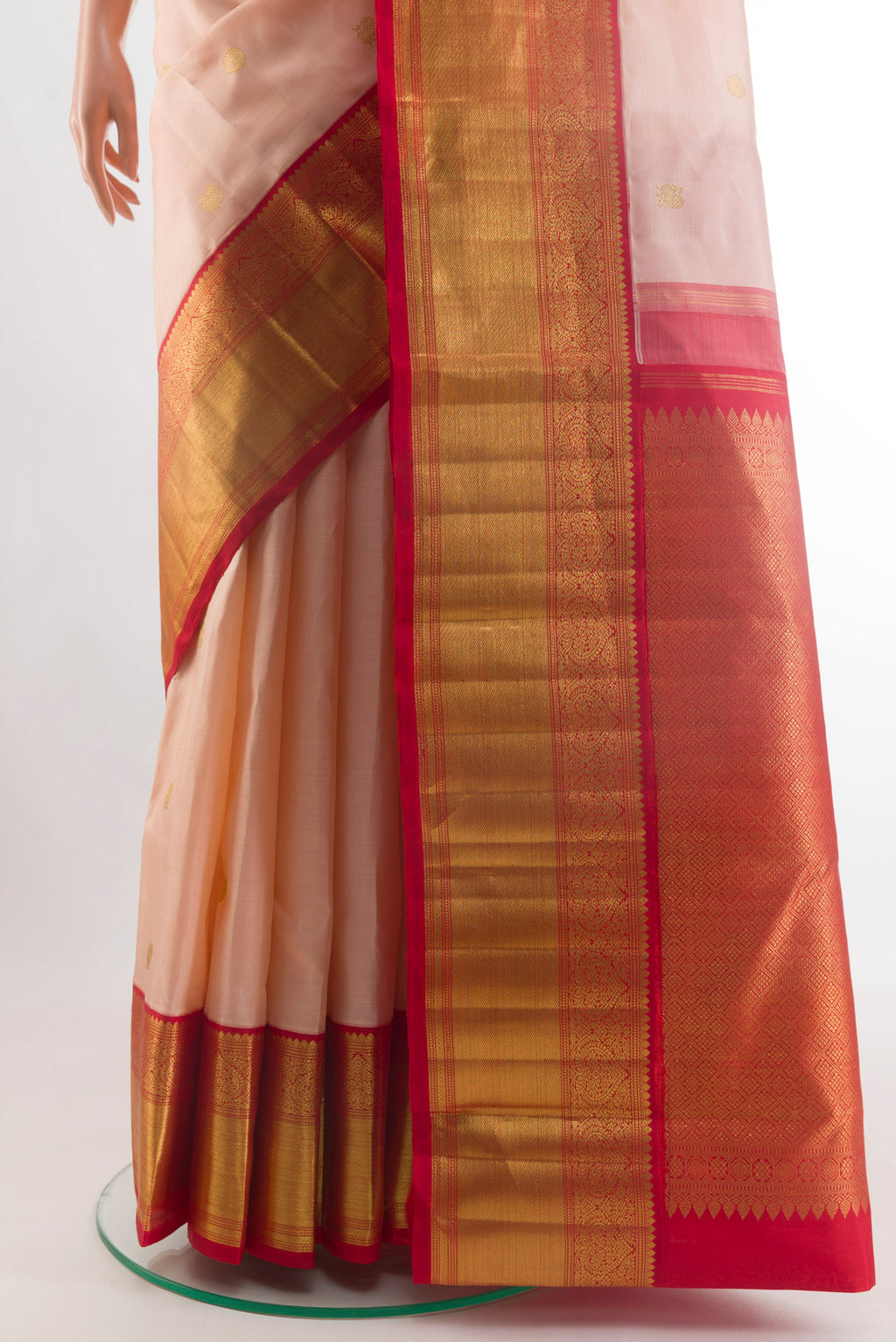 Pleats and pallu of Rose pink Kanchipuram Silk Saree with Zari Butta on the body and Zari Border. 