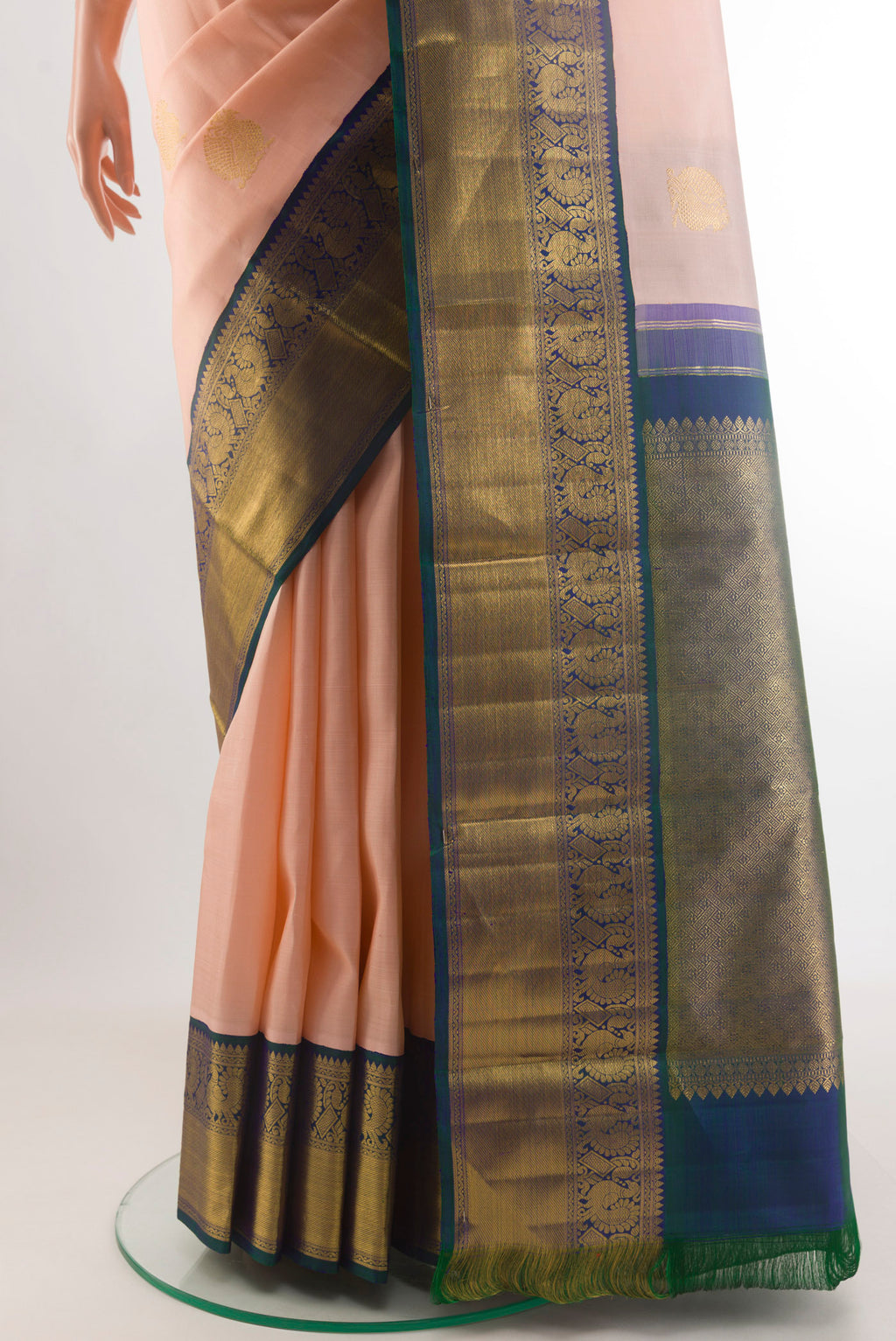 Pleats and pallu of Rose pink Kanchipuram Silk Saree with Zari Butta on the body and Zari Border. 