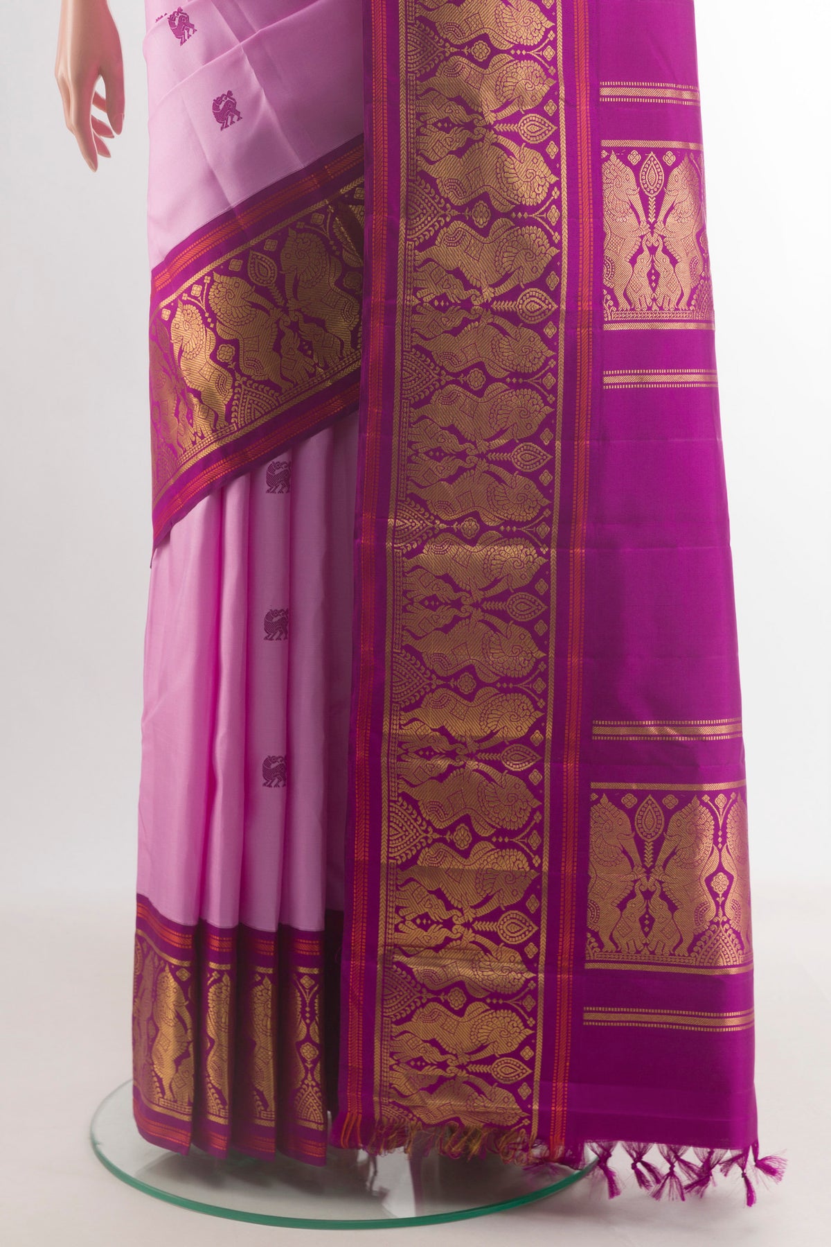 Pleats and pallu of Pure Silk Rose pink Kanjivaram Saree with Thread Butta on the body and Zari Border. 