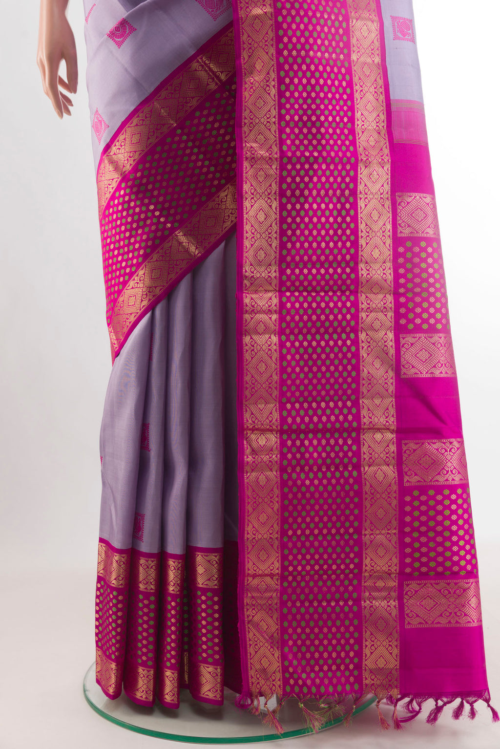 Pleats and pallu of Pure Silk Lavender Kanjivaram Saree with Thread Butta on the body and Zari Border. 
