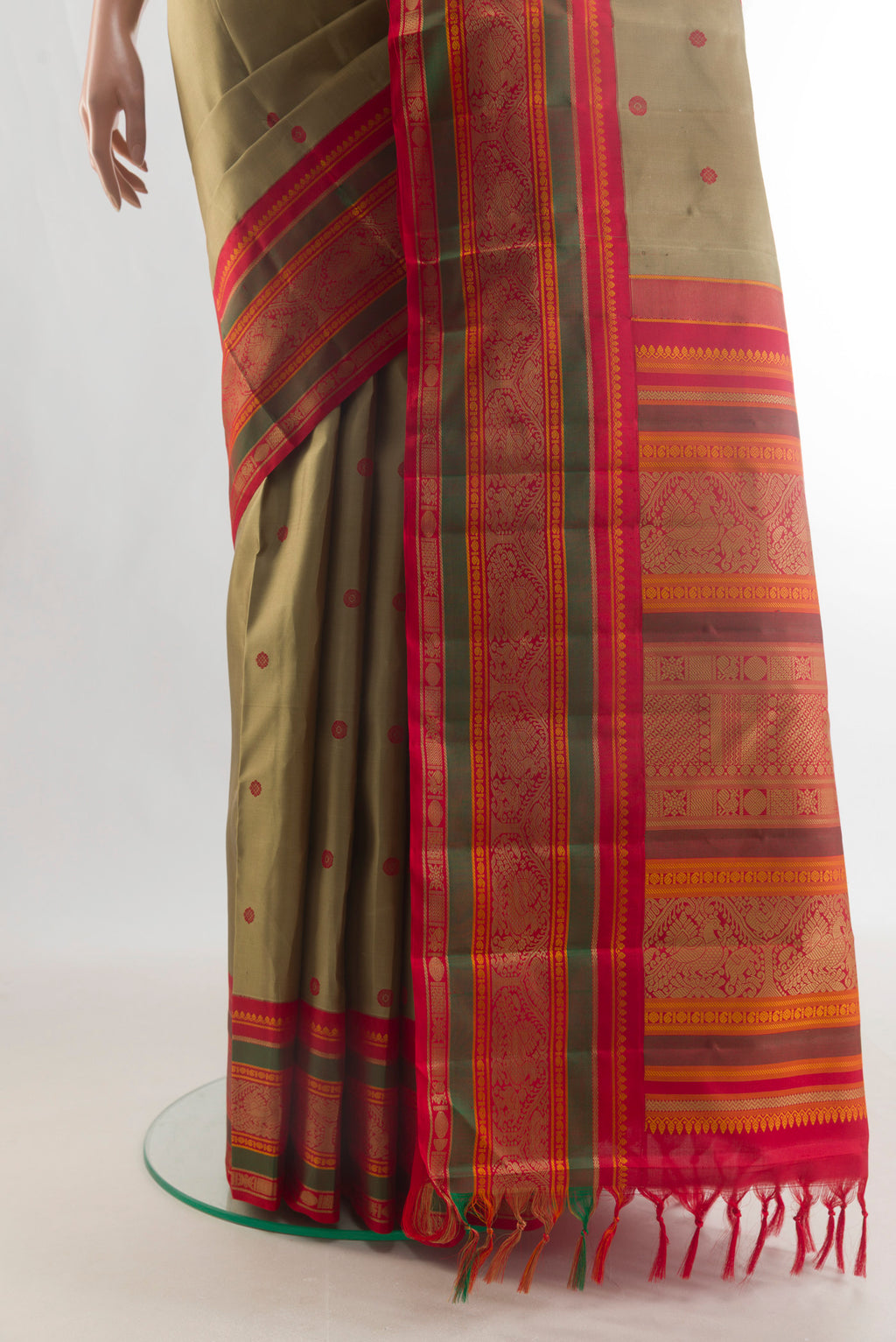 Pleats and pallu of Pure Silk Dark Beige Kanjivaram Saree with Thread Butta on the body and Thread Border. 