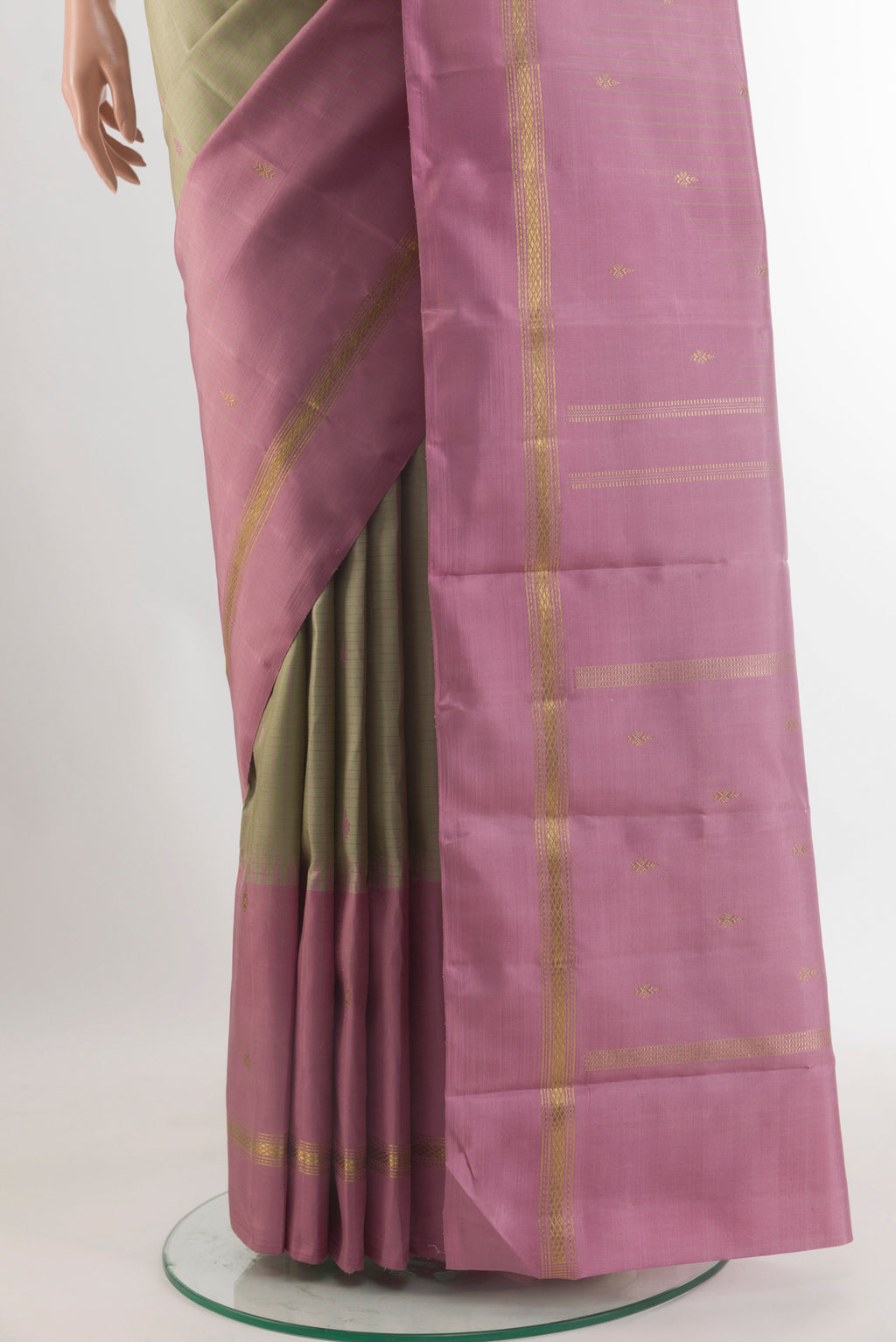 Pleats and pallu of Pure Silk Green Kanchipuram Saree with Checked design on the body and Zari Border. 