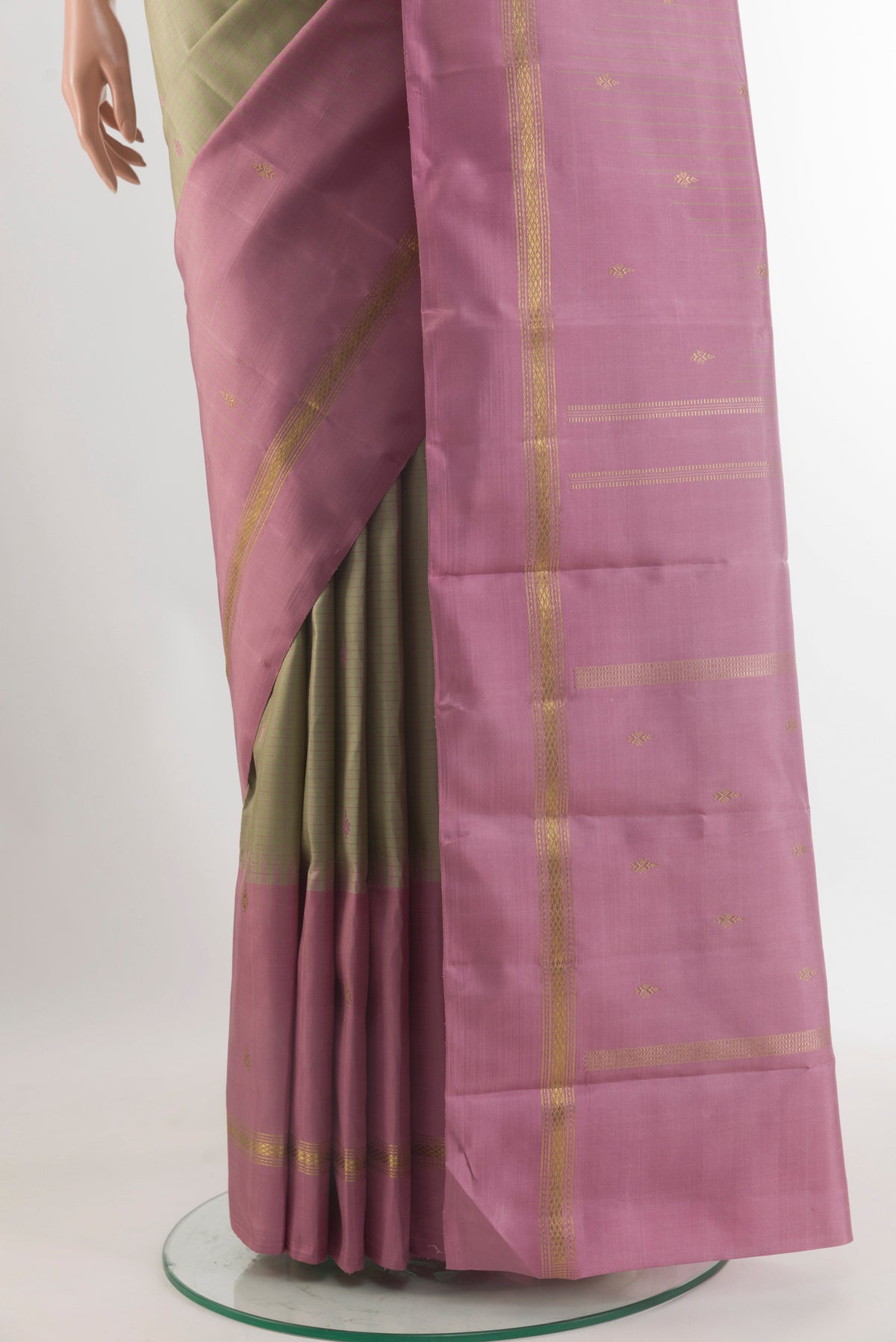 Pleats and pallu of Pure Silk Green Kanchipuram Saree with Checked design on the body and Zari Border. 