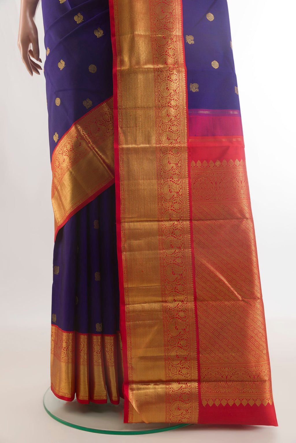 Pleats and pallu of Pure Silk Navy Blue Kanchipuram Saree with Zari Butta on the body and Zari Border. 