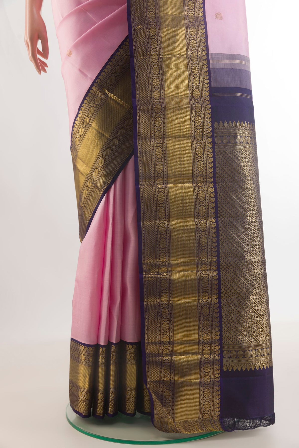 Pleats and pallu of Pure Silk Rose pink Kanchipuram Saree with Zari Butta on the body and Zari Border. 