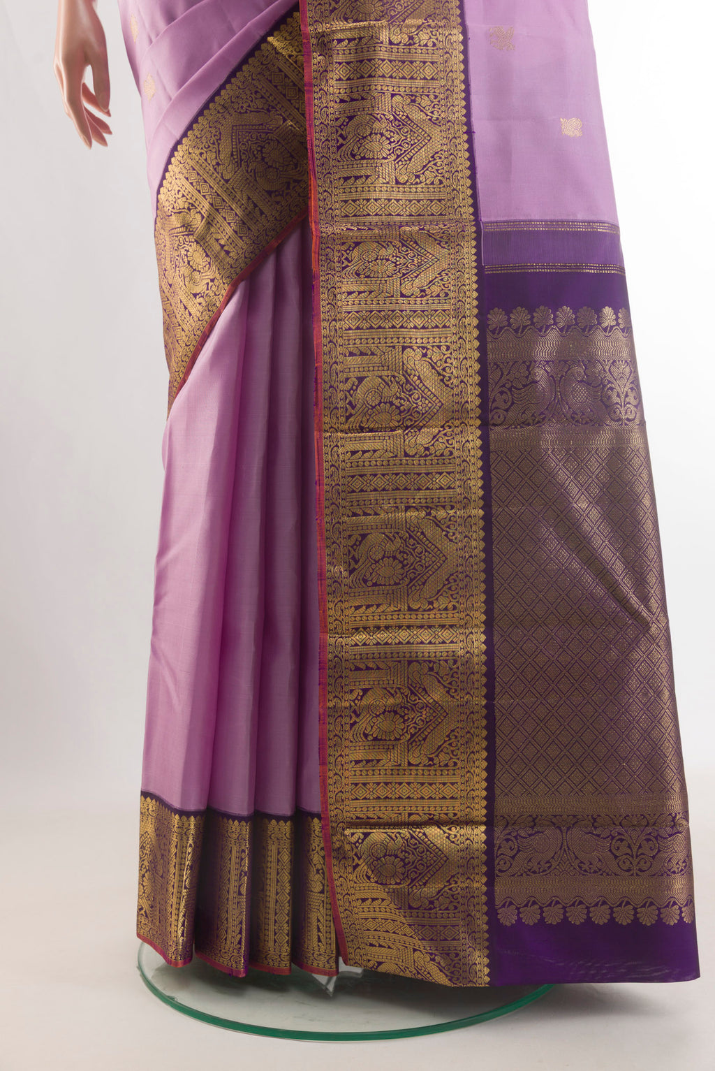 Pleats and pallu of Pure Silk Lavender Kanjivaram Saree with Zari Butta on the body and Zari Border. 