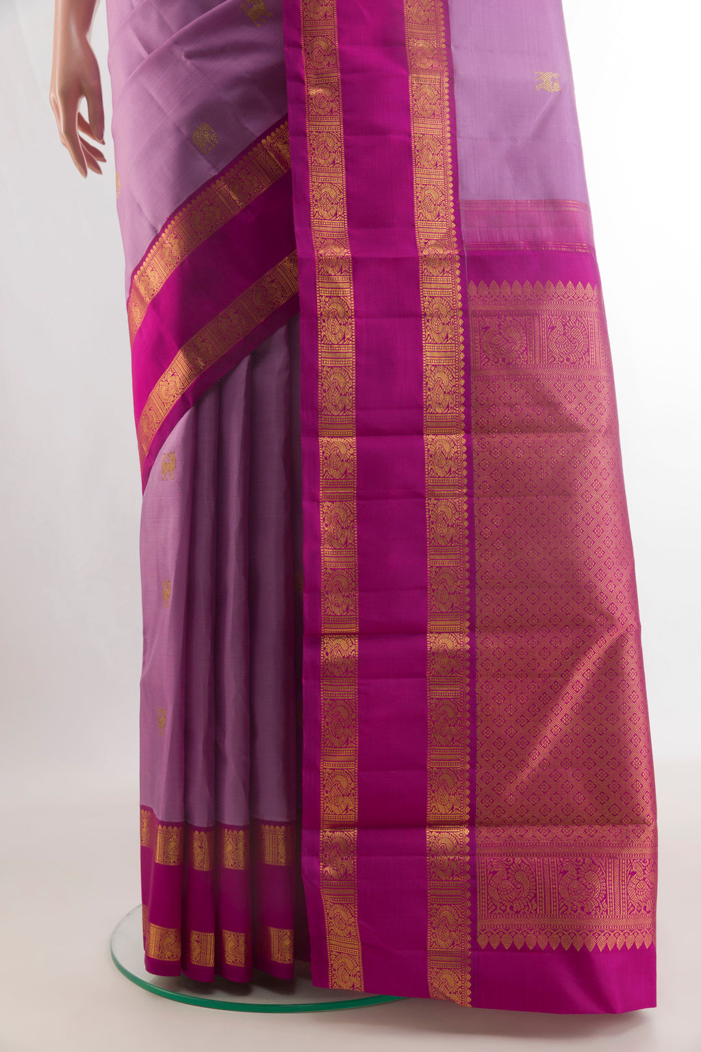Pleats and pallu of Pure Silk Lavender Kanjivaram Saree with Zari Butta on the body and Zari Border. 