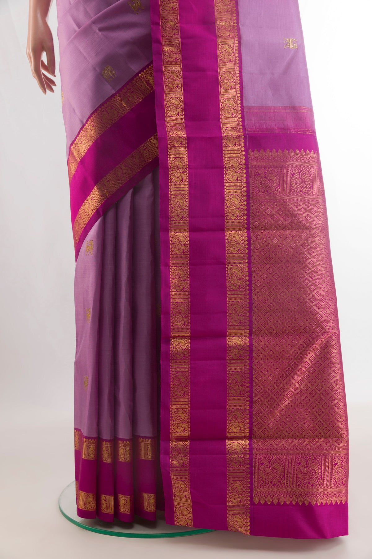 Pleats and pallu of Pure Silk Lavender Kanjivaram Saree with Zari Butta on the body and Zari Border. 