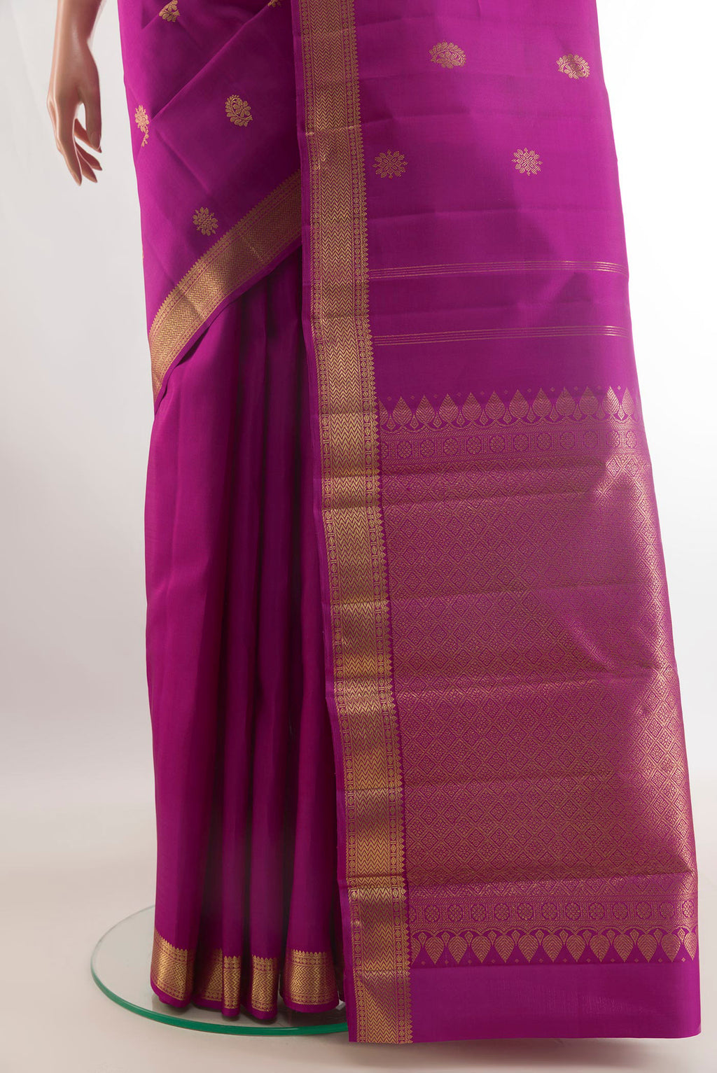 Pleats and pallu of Pure Silk Magenta Kanchipuram Saree with Zari Butta on the body and Zari Border. 
