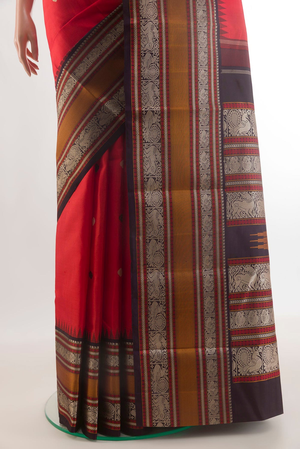Pleats and pallu of Pure Silk Red Kanjivaram Saree with Thread Butta on the body and Zari Border. 