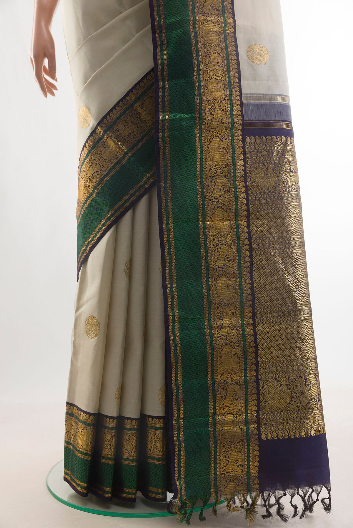 Pleats and pallu of Pure Silk Off White Kanchipuram Saree with Zari Butta on the body and Zari Border. 